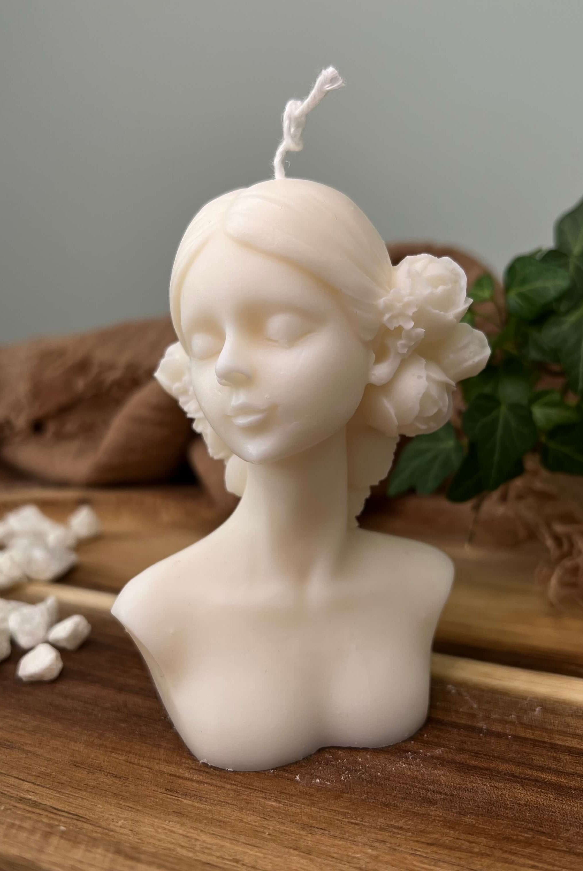 Unsere Madame Lumière Kerze ist in verschiedenen Düften erhältlich. Sie riecht sehr gut, angenehm und entspannend. Perfekt für gemütliche Abende.