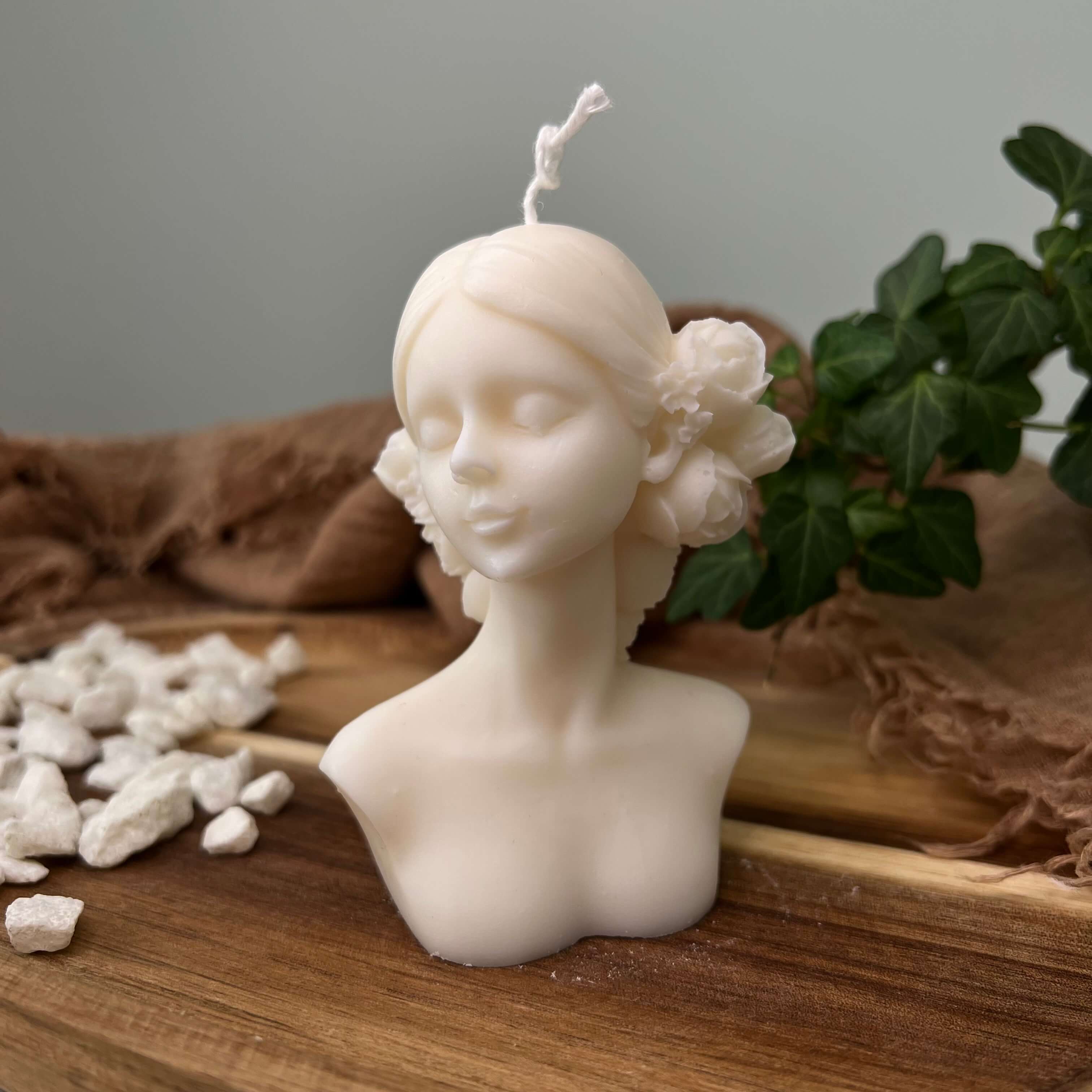 Unsere Madame Lumière Kerze ist in verschiedenen Düften erhältlich. Sie riecht sehr gut, angenehm und entspannend. Perfekt für gemütliche Abende.