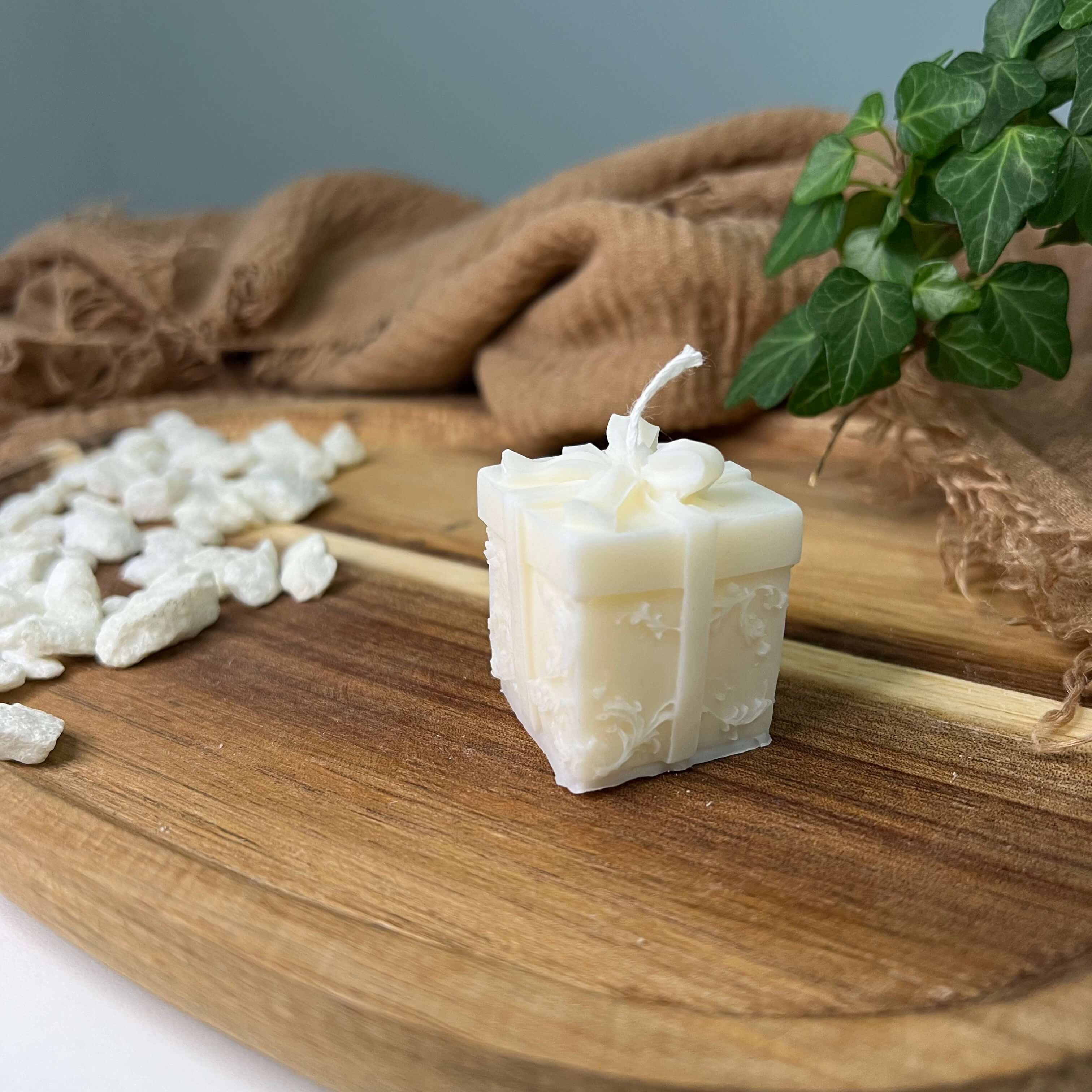 Unsere Magic Gift Geburtstagsgeschenk Kerze. Sie ist auch perfekt als Ostergeschenk, Weihnachtsgeschenk, Verlobungsgeschenk und Hochzeitsgeschenk geeignet. Mit ihrem einzigartigen Design ist sie durch Handarbeit mit hochwertigem Sojawachs hergestellt.