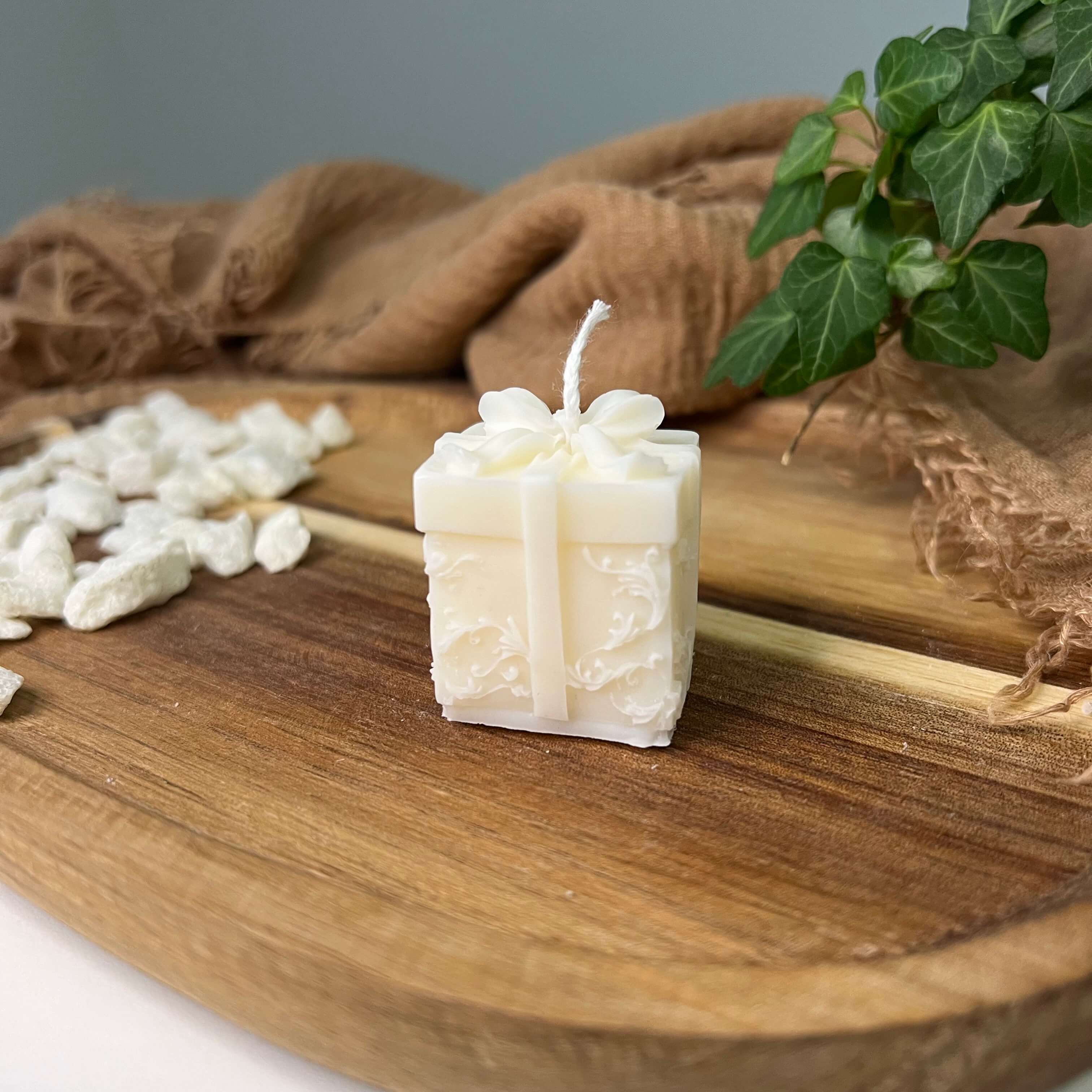 Die Magic Gift Kerze ist perfekt als Weihnachtskerze, Osterkerze oder Hochzeitskerze geeignet. Diese Designerkerze ist handgemacht aus Sojawachs.