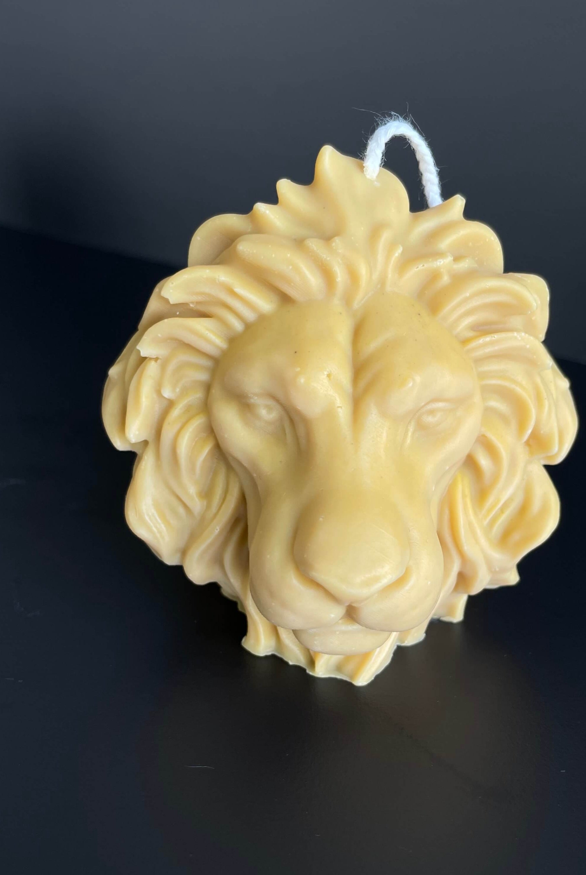 Auf diesem Bild ist unsere Majesty Lion Mane Kerze zusehen. Diese Löwen Kerze ist handgemacht aus Bio Sojawachs. Sie ist umweltfreundlich, nachhaltig und zudem noch vegan. In Gelb.