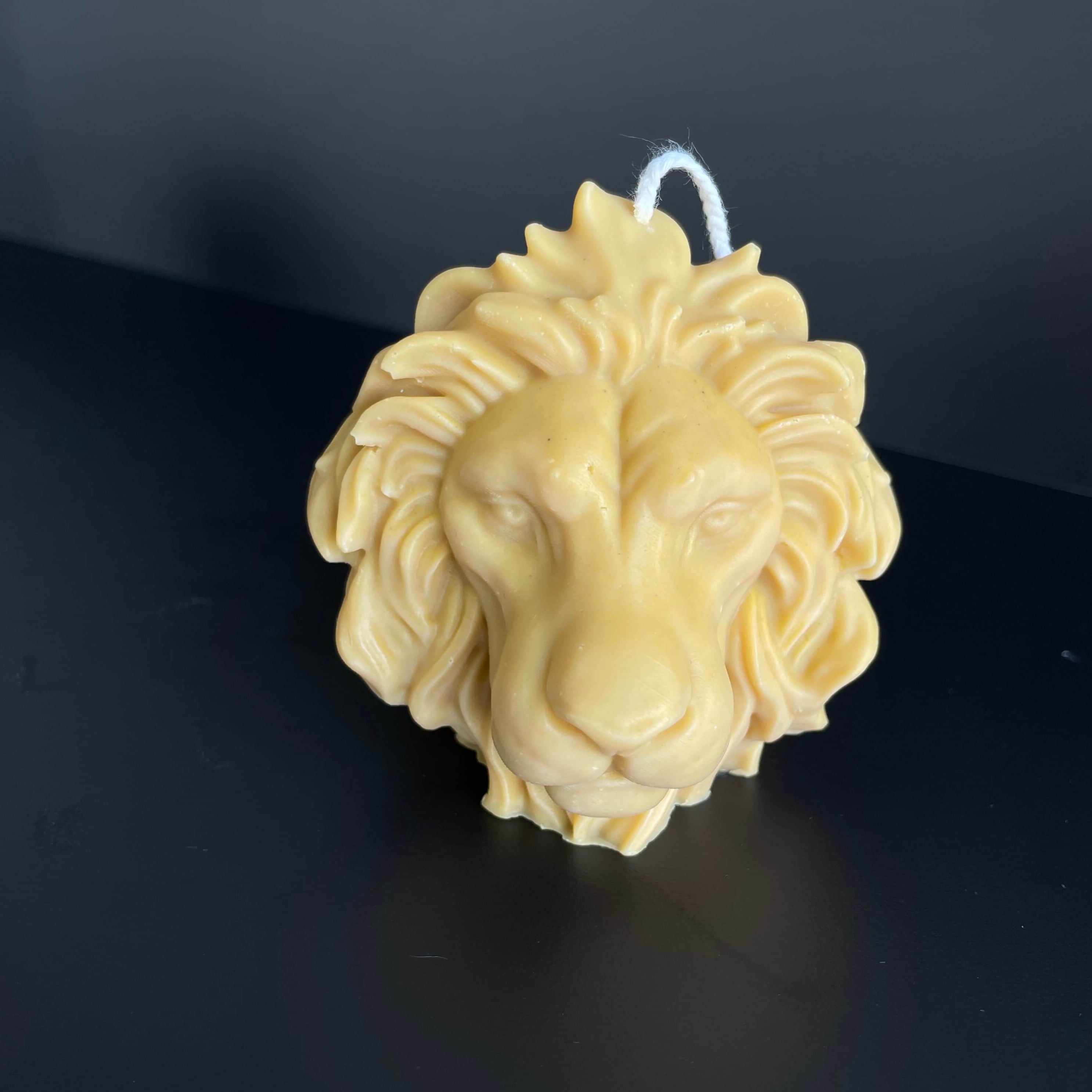 Auf diesem Bild ist unsere Majesty Lion Mane Kerze zusehen. Diese Löwen Kerze ist handgemacht aus Bio Sojawachs. Sie ist umweltfreundlich, nachhaltig und zudem noch vegan. In Gelb.