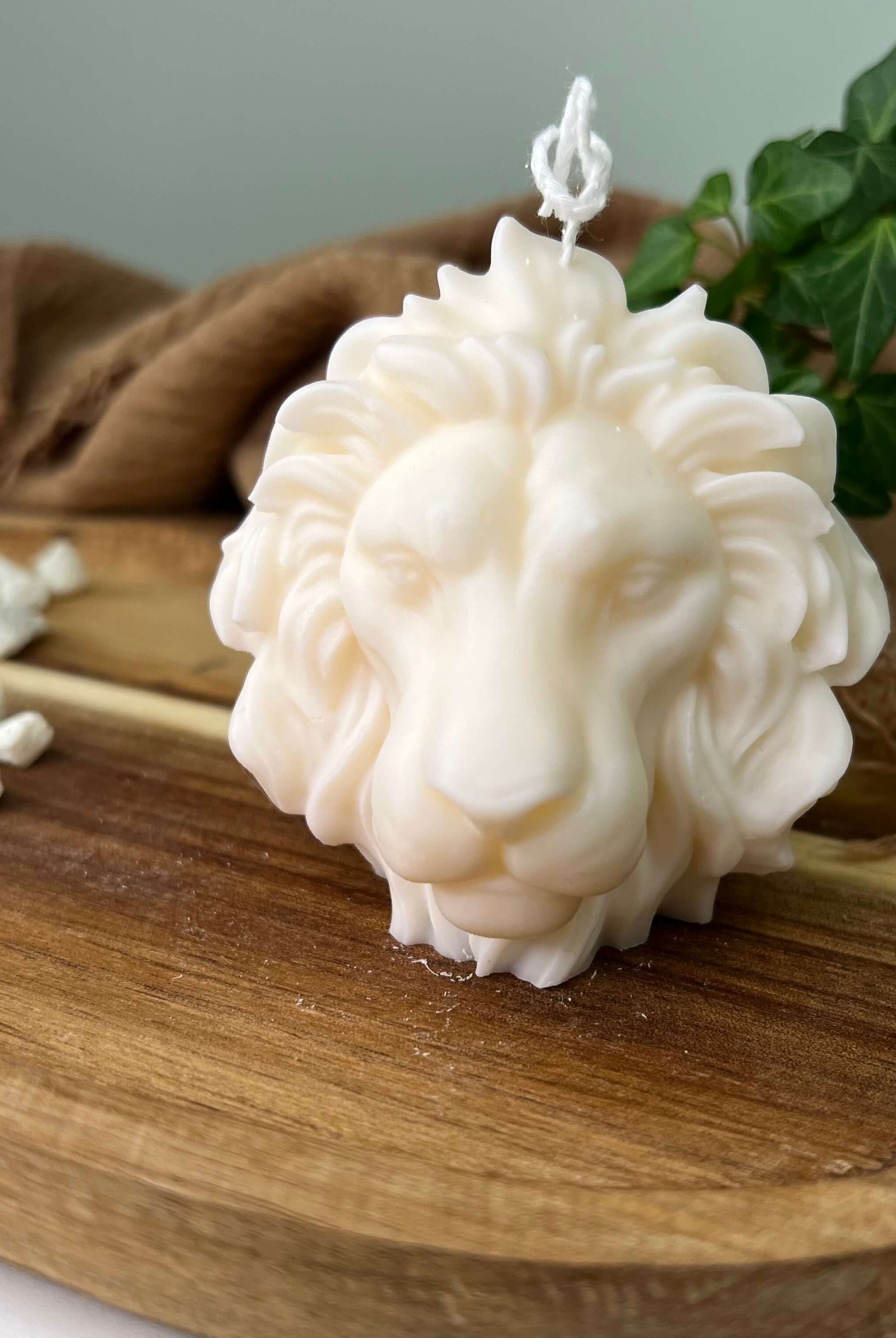 Unsere Majesty Lion Mane Kerze. Sie hat ein Löwen Design und ist in verschiedenen Düften verfügbar. Die Düfte haben einen angenehmen Geruch und entspannen. Perfekt für gemütliche Tage.