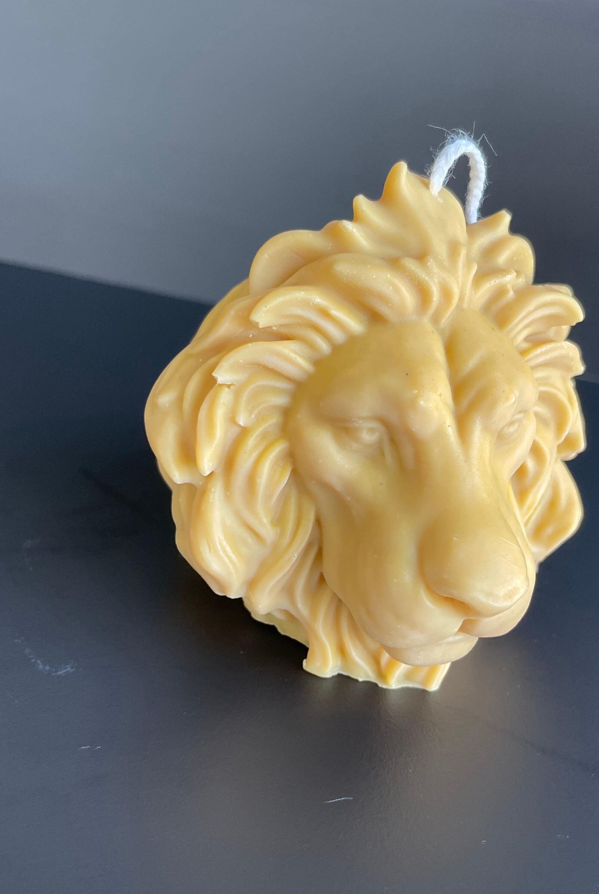 Hier sieht man unsere Majesty Lion Mane Kerze. Diese Löwen Kerze ist die perfekte Dekoration. Sie ist einzigartig und elegant. Zudem ist sie ästhetisch und stilvoll. In Gelb.