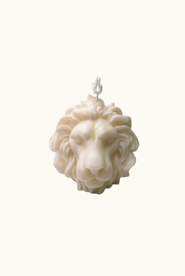 Auf diesem Bild ist unsere Majesty Lion Mane Kerze zusehen. Diese Löwen Kerze ist handgemacht aus Bio Sojawachs. Sie ist umweltfreundlich, nachhaltig und zudem noch vegan.