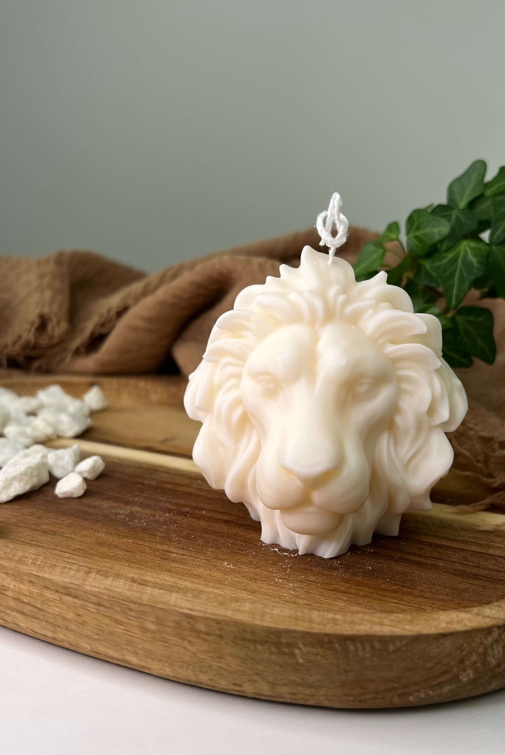 Hier sieht man unsere Majesty Lion Mane Kerze. Diese Löwen Kerze ist die perfekte Dekoration. Sie ist einzigartig und elegant. Zudem ist sie ästhetisch und stilvoll.