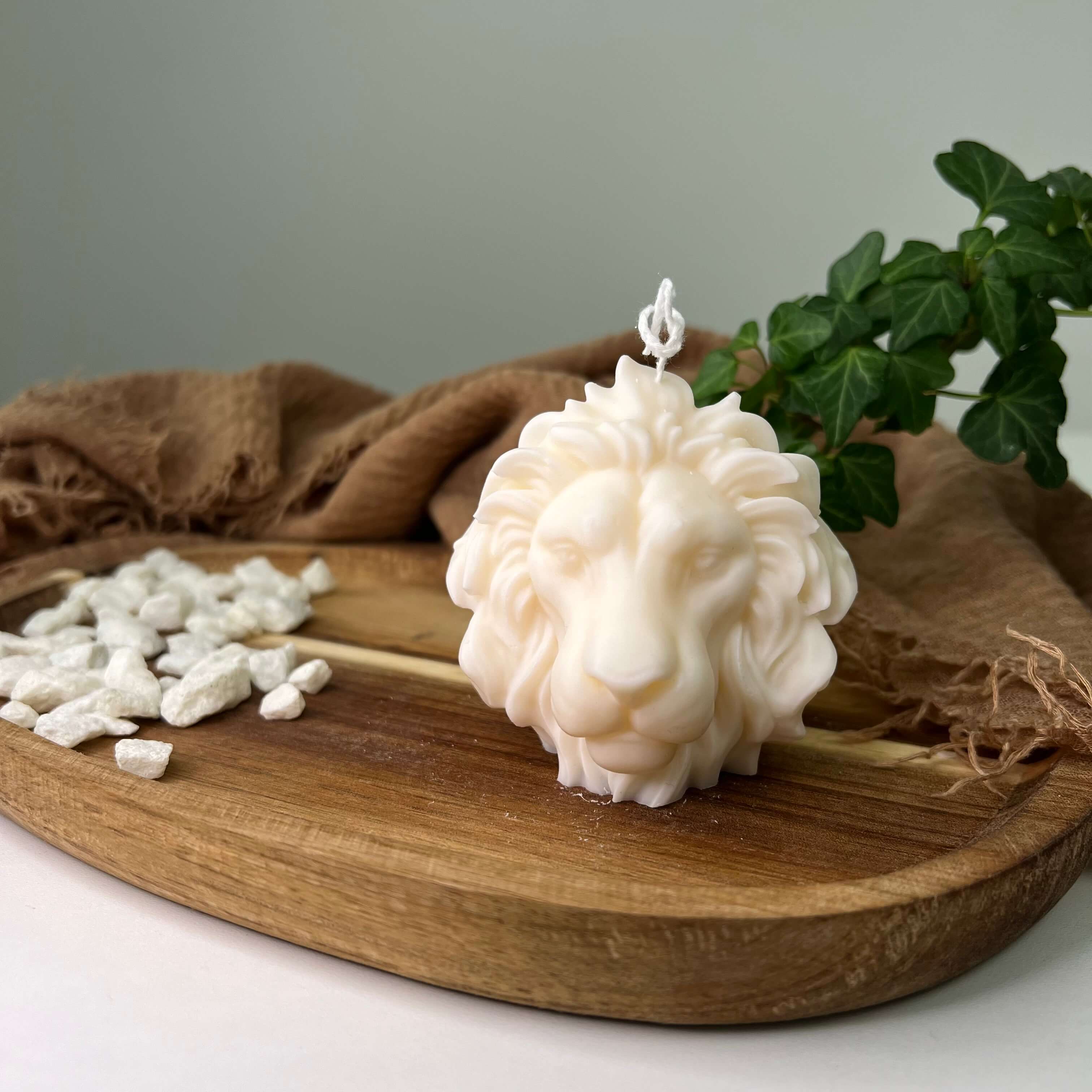 Hier sieht man unsere Majesty Lion Mane Kerze. Diese Löwen Kerze ist die perfekte Dekoration. Sie ist einzigartig und elegant. Zudem ist sie ästhetisch und stilvoll.