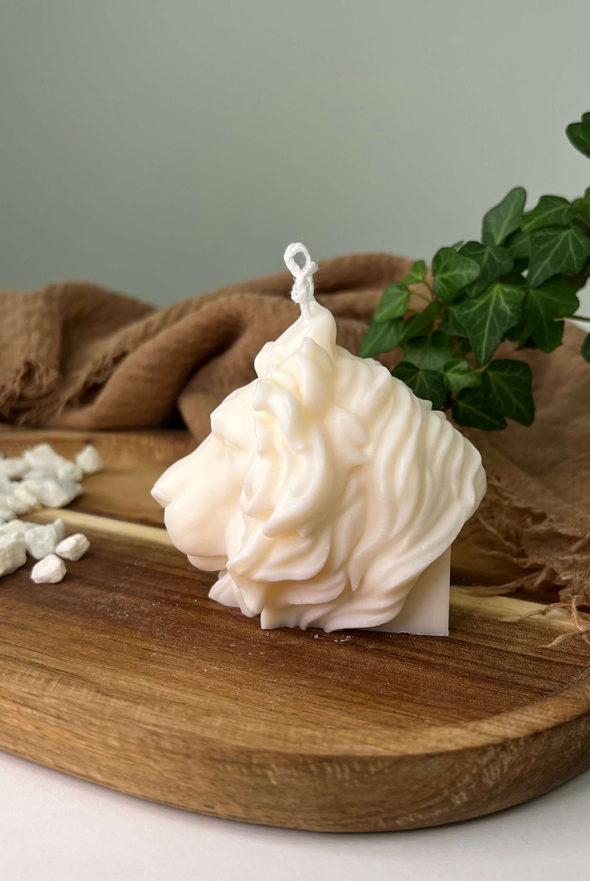 Majesty Lion Mane Kerze. Sie hat einen Löwenkopf Design. Die perfekte Geburtstagskerze, Weihnachtskerze oder Osterkerze. Sie ist durch Handarbeit gefertigt aus hochwertigem Sojawachs.