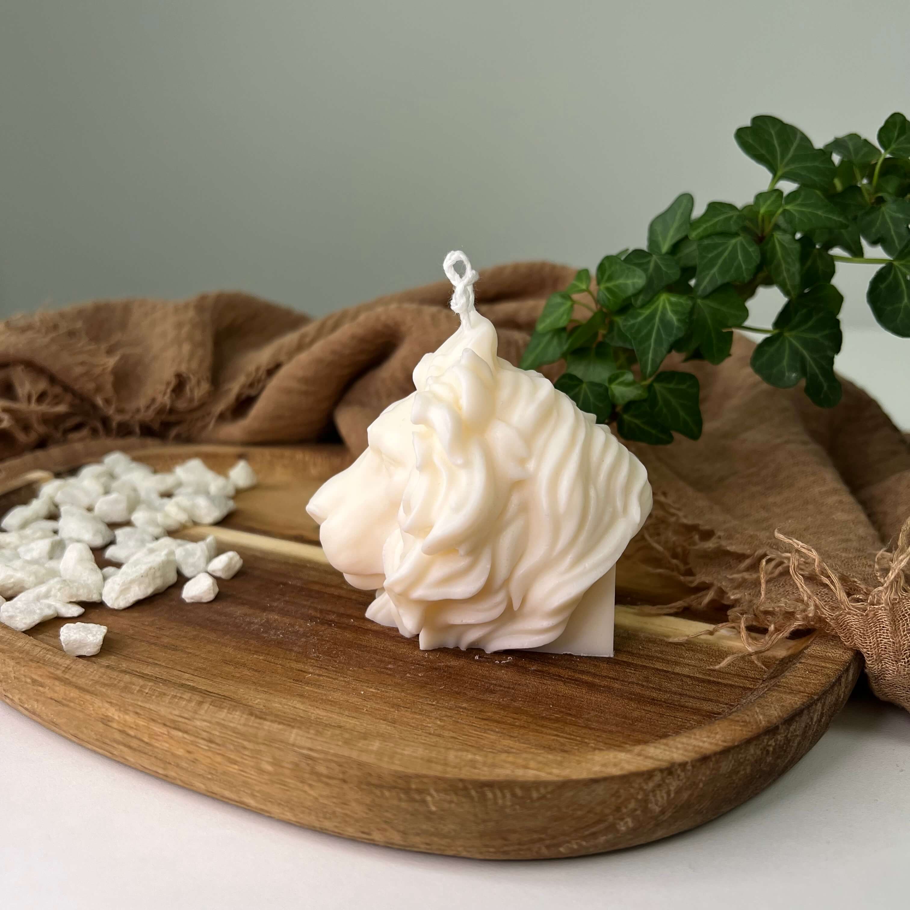 Majesty Lion Mane Kerze. Sie hat einen Löwenkopf Design. Die perfekte Geburtstagskerze, Weihnachtskerze oder Osterkerze. Sie ist durch Handarbeit gefertigt aus hochwertigem Sojawachs.