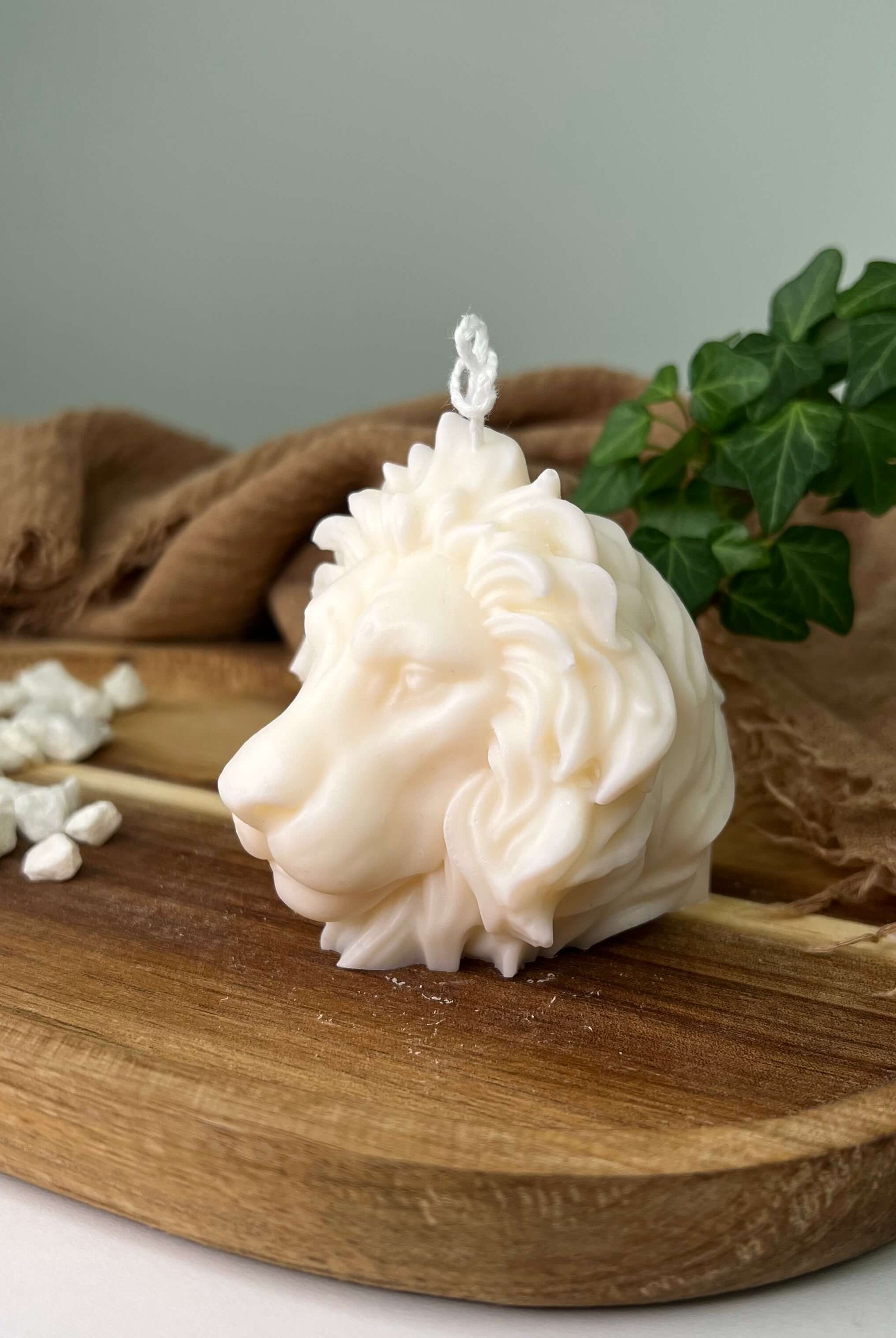 Die Majesty Lion Mane Kerze. Mit ihrem Löwen Design ist sie das perfekte Geburtstagsgeschenk. Dank ihrem einzigartigem Design auch als Weihnachtsgeschenk, Ostergeschenk oder Gastgeschenk geeignet. Sie ist handgemacht aus Sojawachs.