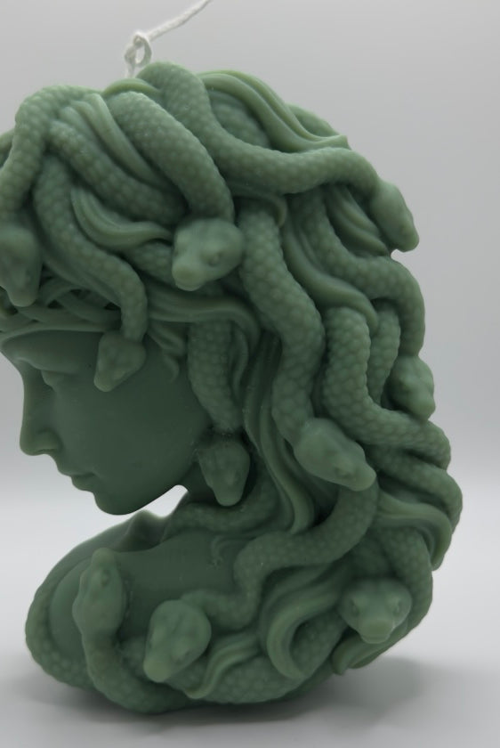 Handgemachte Medusas Whispering Flames Kerze aus Sojawachs in Dunkelgrün mit detaillierten Schlangen auf dem Kopf – einzigartige Medusa-Kerze im Mythologie-Design für Fantasy-Liebhaber.