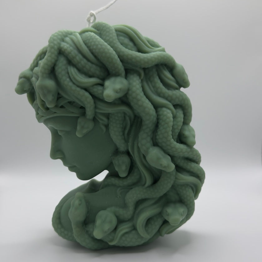 Handgemachte Medusas Whispering Flames Kerze aus Sojawachs in Dunkelgrün mit detaillierten Schlangen auf dem Kopf – einzigartige Medusa-Kerze im Mythologie-Design für Fantasy-Liebhaber.