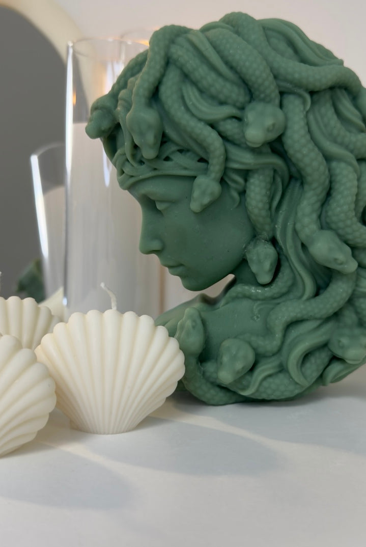 Dunkelgrüne Medusas Whispering Flames Kerze mit Schlangen-Details – vegane und handgemachte Sojawachs-Kerze inspiriert von der griechischen Mythologie, perfekt als besondere Dekoration oder Geschenkidee.