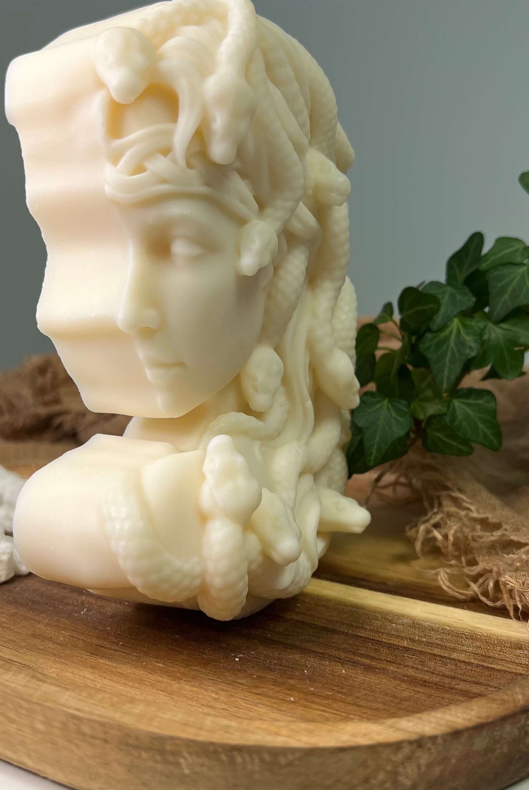 Dargestellt ist hier die Medusa's Whispering Flames Kerze. Dieser Skulptur Kerze ist perfekt als Weihnachtskerze, Osterkerze oder Hochzeitskerze geeignet. Sie ist aus Sojawachs und handgemacht.