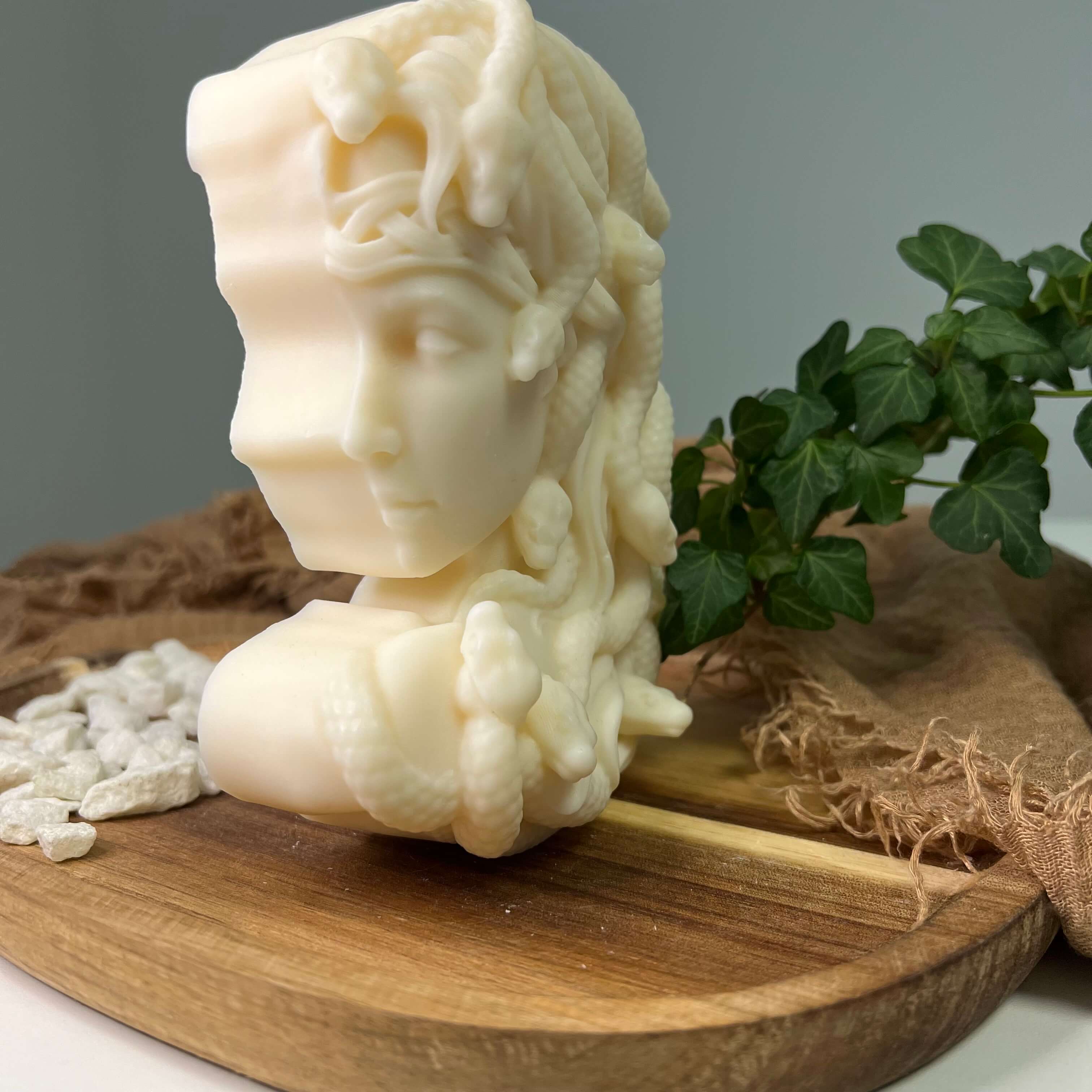 Dargestellt ist hier die Medusa's Whispering Flames Kerze. Dieser Skulptur Kerze ist perfekt als Weihnachtskerze, Osterkerze oder Hochzeitskerze geeignet. Sie ist aus Sojawachs und handgemacht.