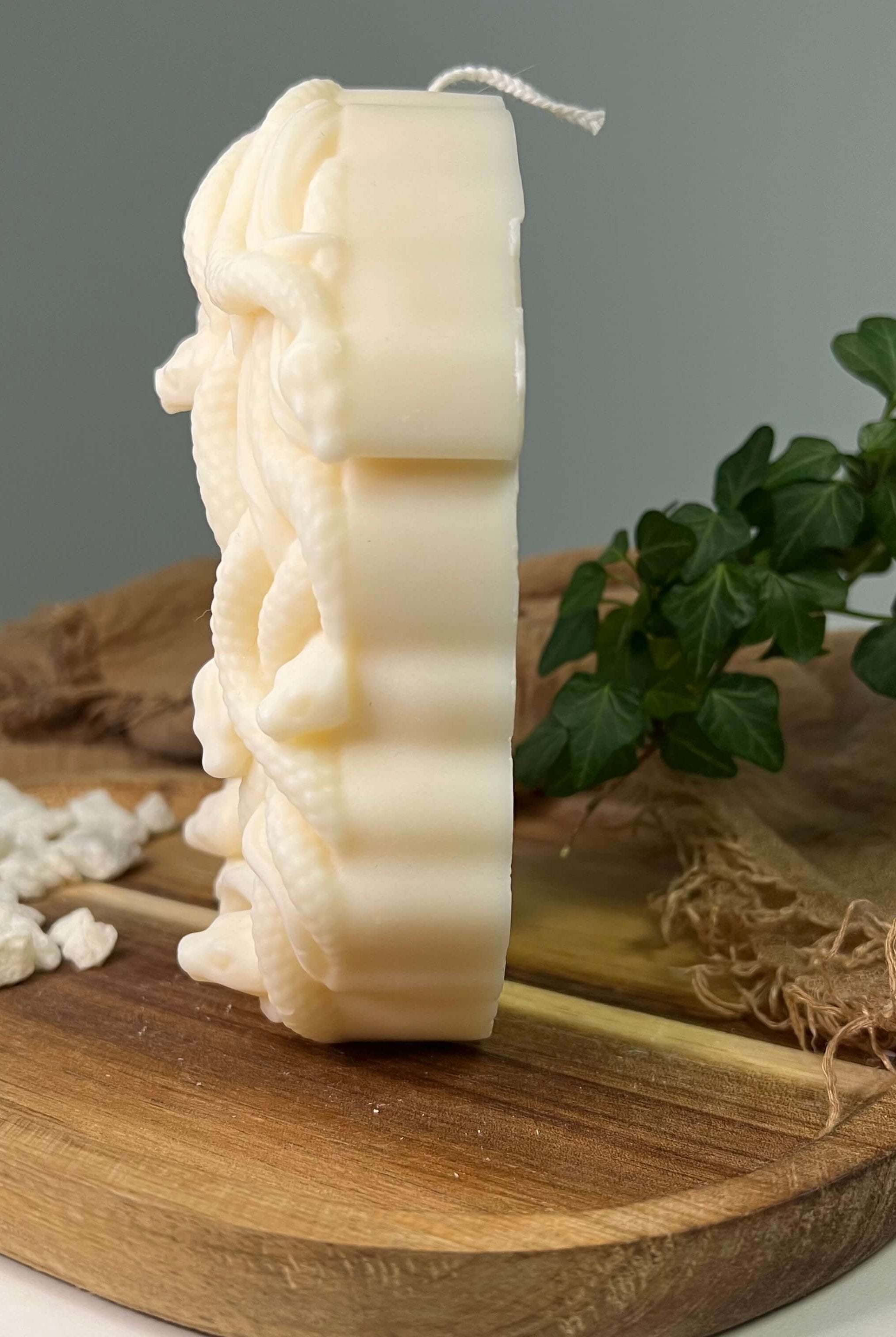 Die handgemachte Medusa's Whispering Flames Kerze. Sie ist stillvoll, einzigartig und dank ihrem prachtvollen Design ein Unikat.