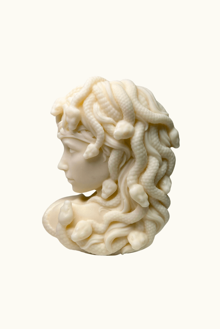 Auf diesem Bild sieht man unsere Medusa's Whispering Flames Kerze. Sie ist handgemacht aus Bio Sojawachs, zudem ist sie nachhaltig, vegan und umweltfreundlich.