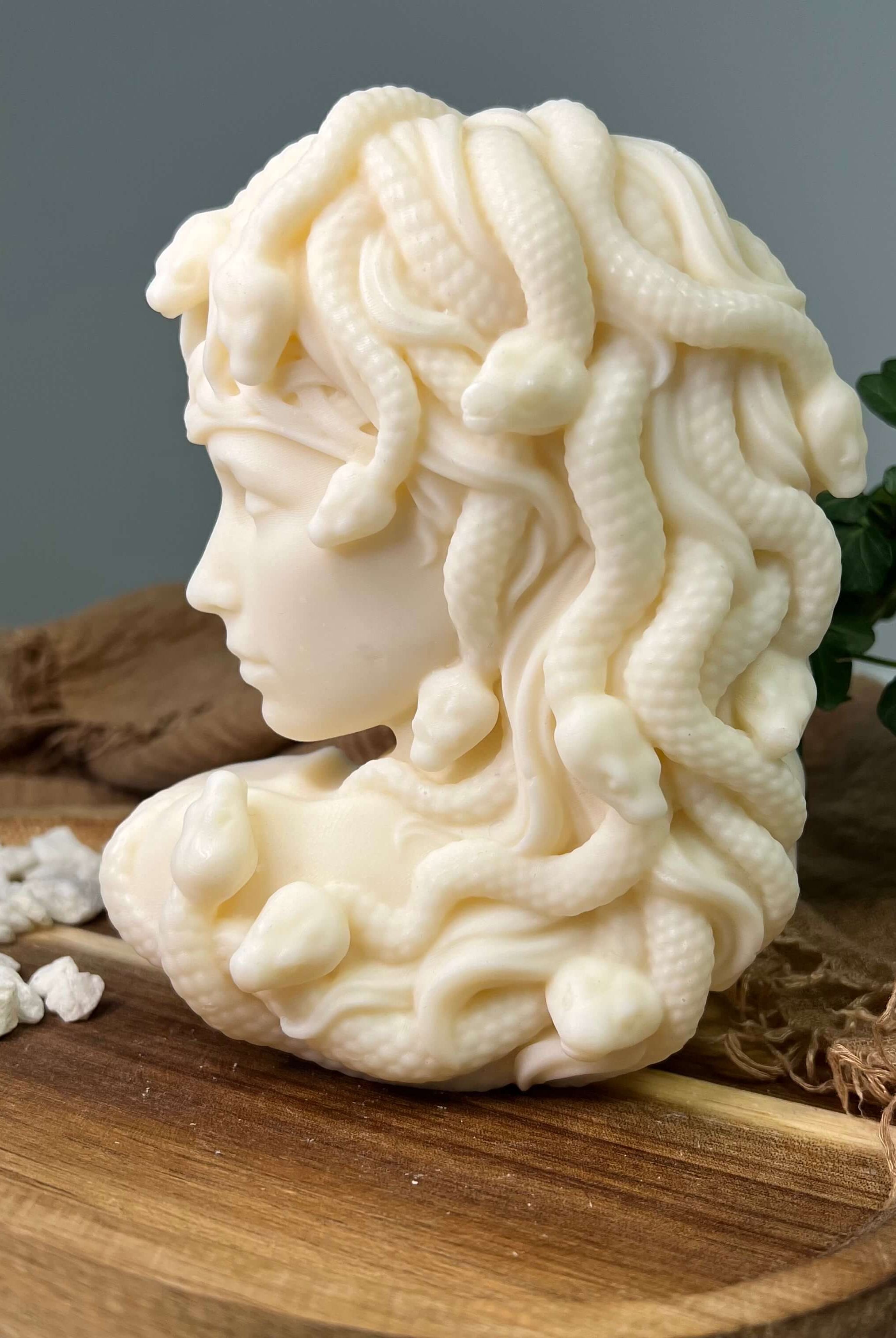 Unsere Medusa's Whispering Flames Kerze ist in verschiedenen Düften erhältlich. Diese Duftkerze hat einen angenehmen, beruhigenden und entspannenden Geruch. Perfekt für gemütliche Tage.