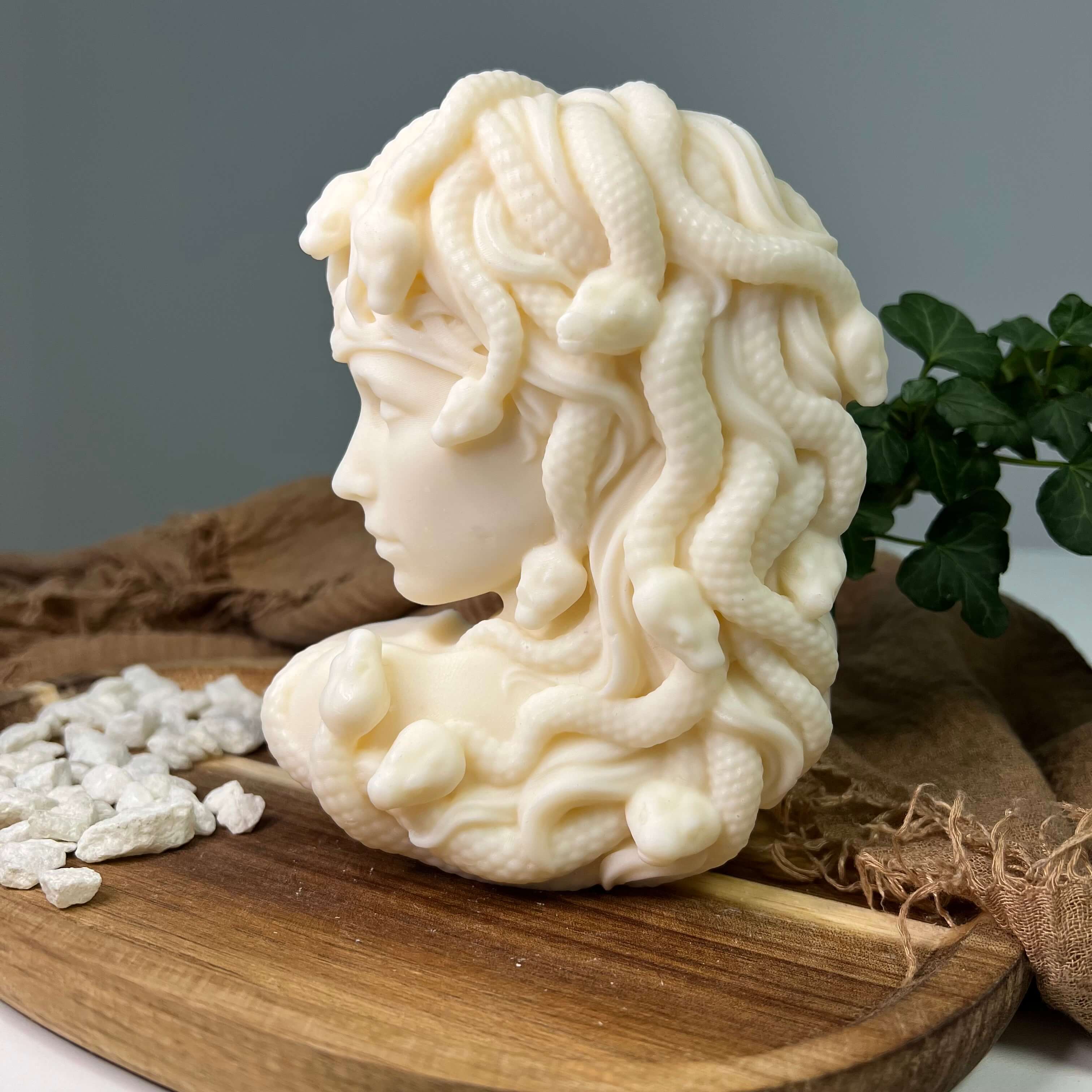 Unsere Medusa's Whispering Flames Kerze ist in verschiedenen Düften erhältlich. Diese Duftkerze hat einen angenehmen, beruhigenden und entspannenden Geruch. Perfekt für gemütliche Tage.