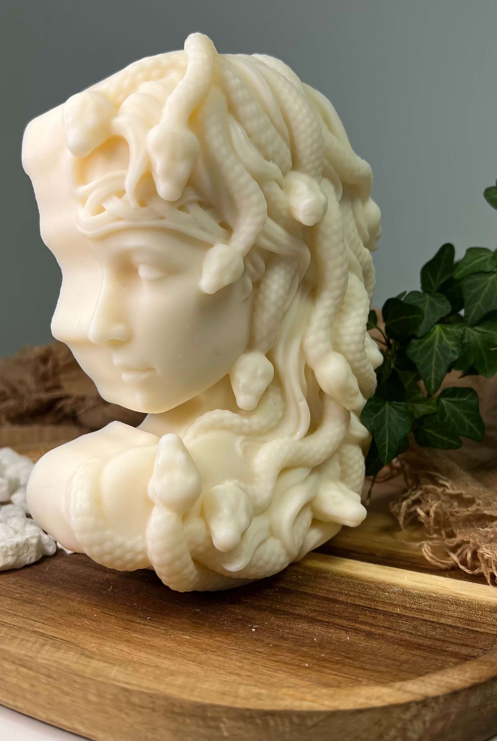 Die Medusa's Whispering Flames Kerze ist das ideale Geburtstagsgeschenk. Dank ihrem Design ist sie auch perfekt als Weihnachtsgeschenk, Ostergeschenk oder Hochzeitsgeschenk geeignet.
