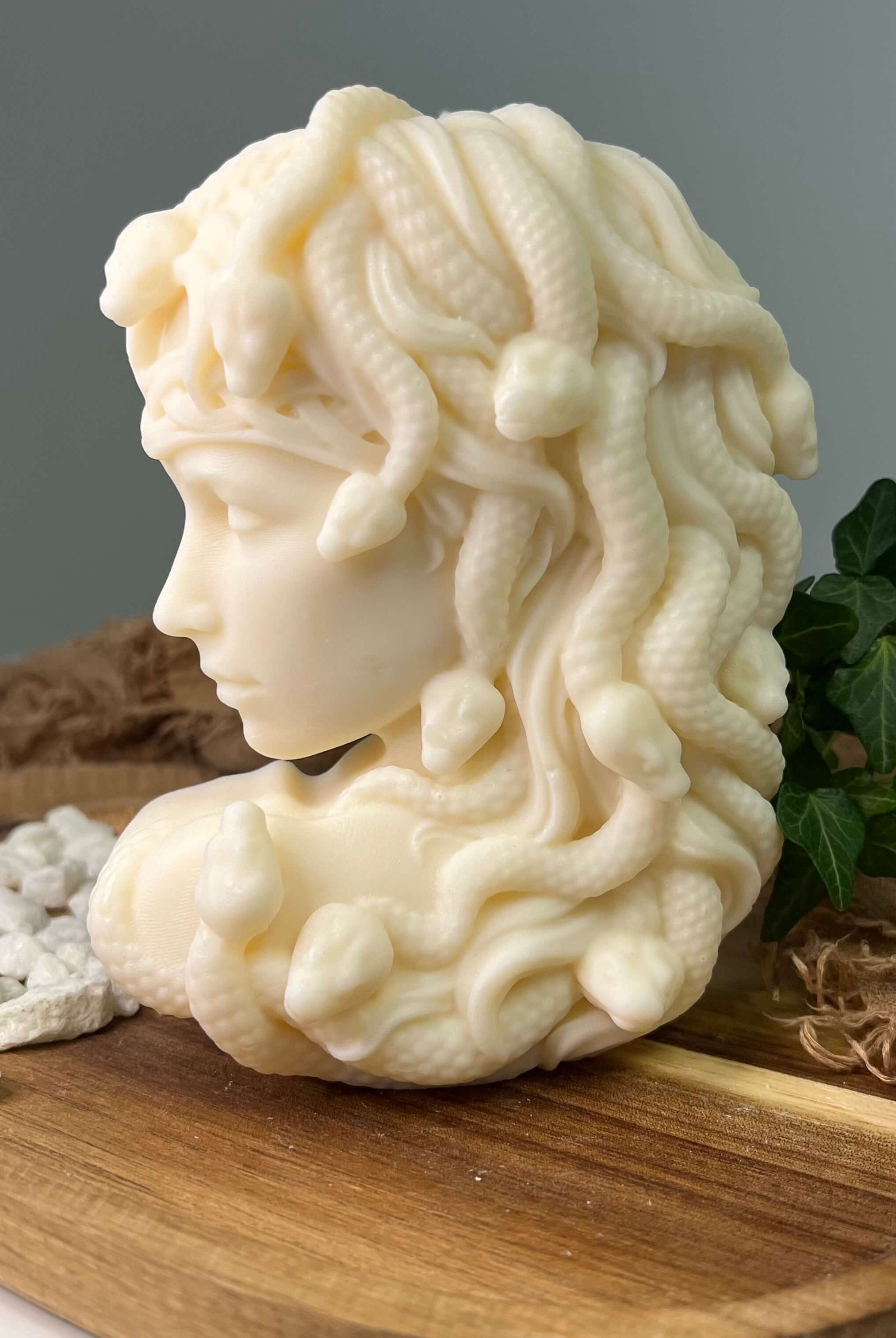 Hier sieht man unsere Medusa's Whispering Flames Kerze. Diese Medusa Kerze sieht elegant und ästhetisch aus und ist deshalb die perfekte Dekoration für jedes Haus. Sie ist handgemacht aus Sojawachs.