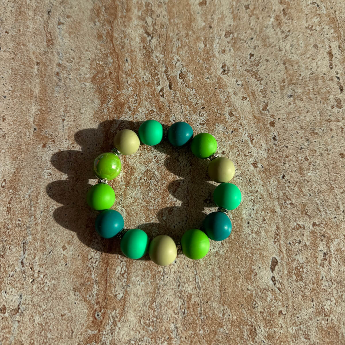 Armband Minty Ocean Breeze auf einem Tisch mit natürlichem Licht fotografiert