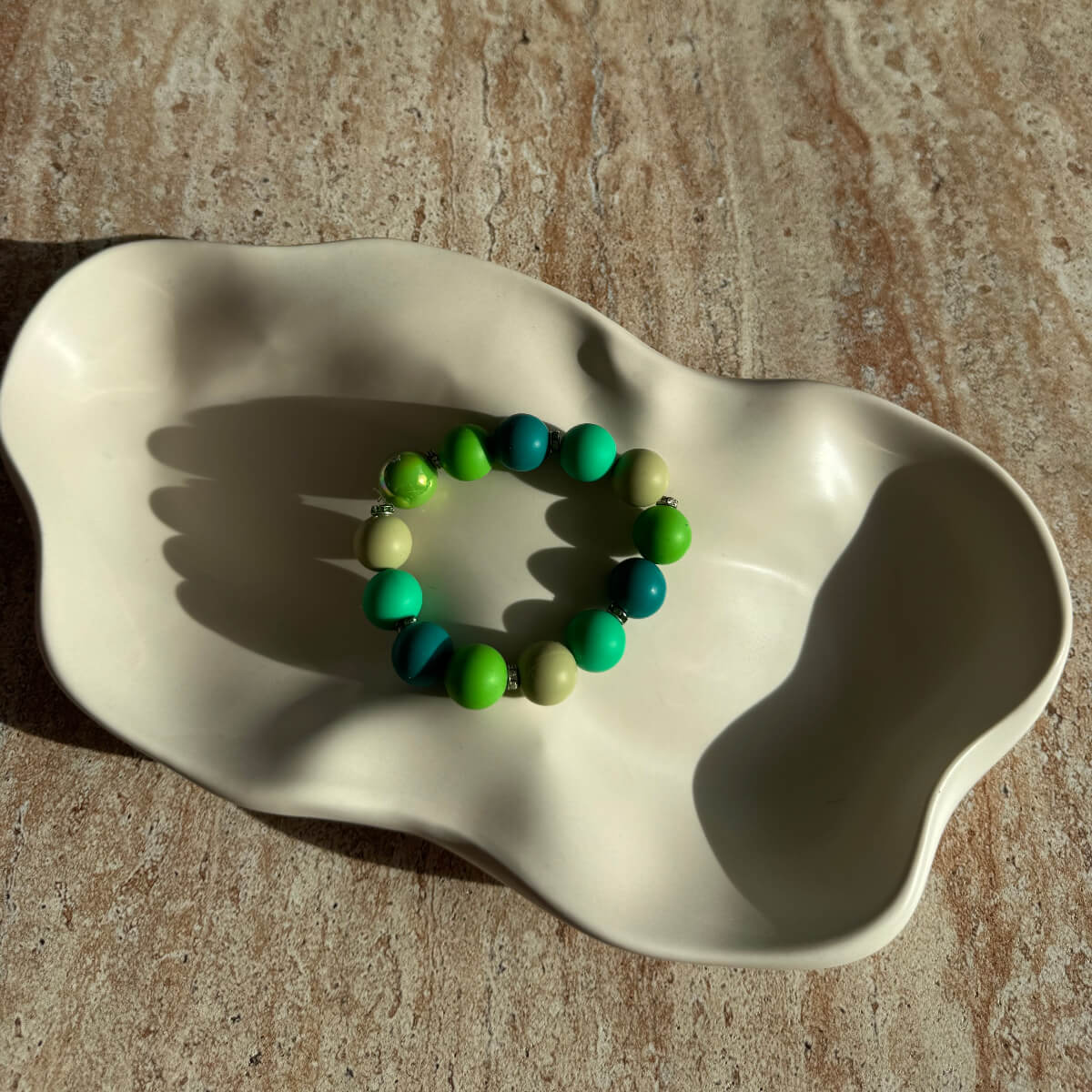 Komplette Ansicht des Minty Ocean Breeze Armbands in einer dekorativen Schale