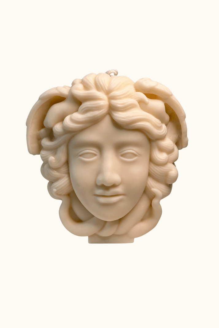 Hier sieht man unsere Mystical Medusa Illumination Kerze. Sie ist handgemachte aus Sojawachs und nachhaltig. Diese einzigartige Medusa Kerze ist umweltfreundlich und vegan.