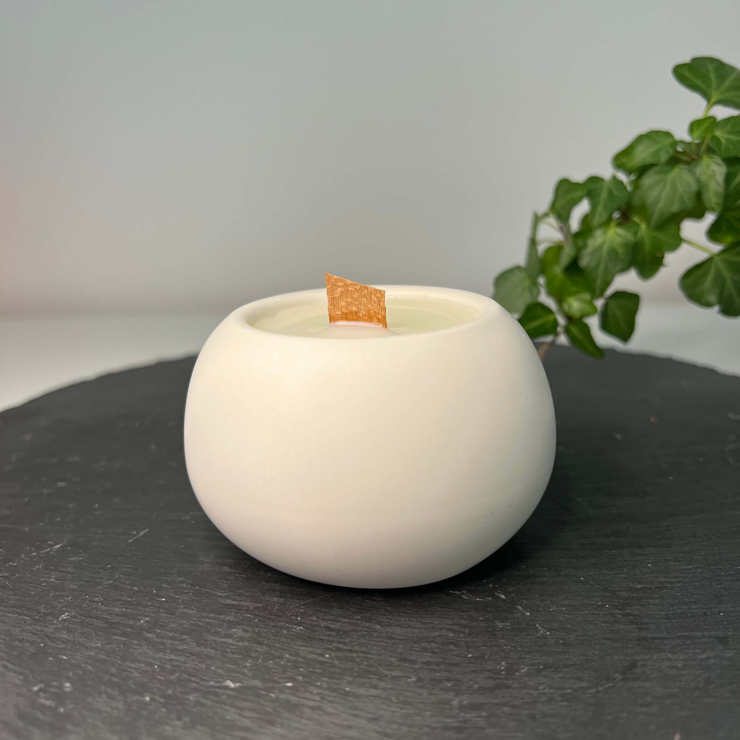 Auf diesem Bild sieht man unsere Mystical moonlight Candle Jesmonite Kerze. Sie ist perfekt als Dekoration geeignet. Sie sieht elegant und ästhetisch aus.