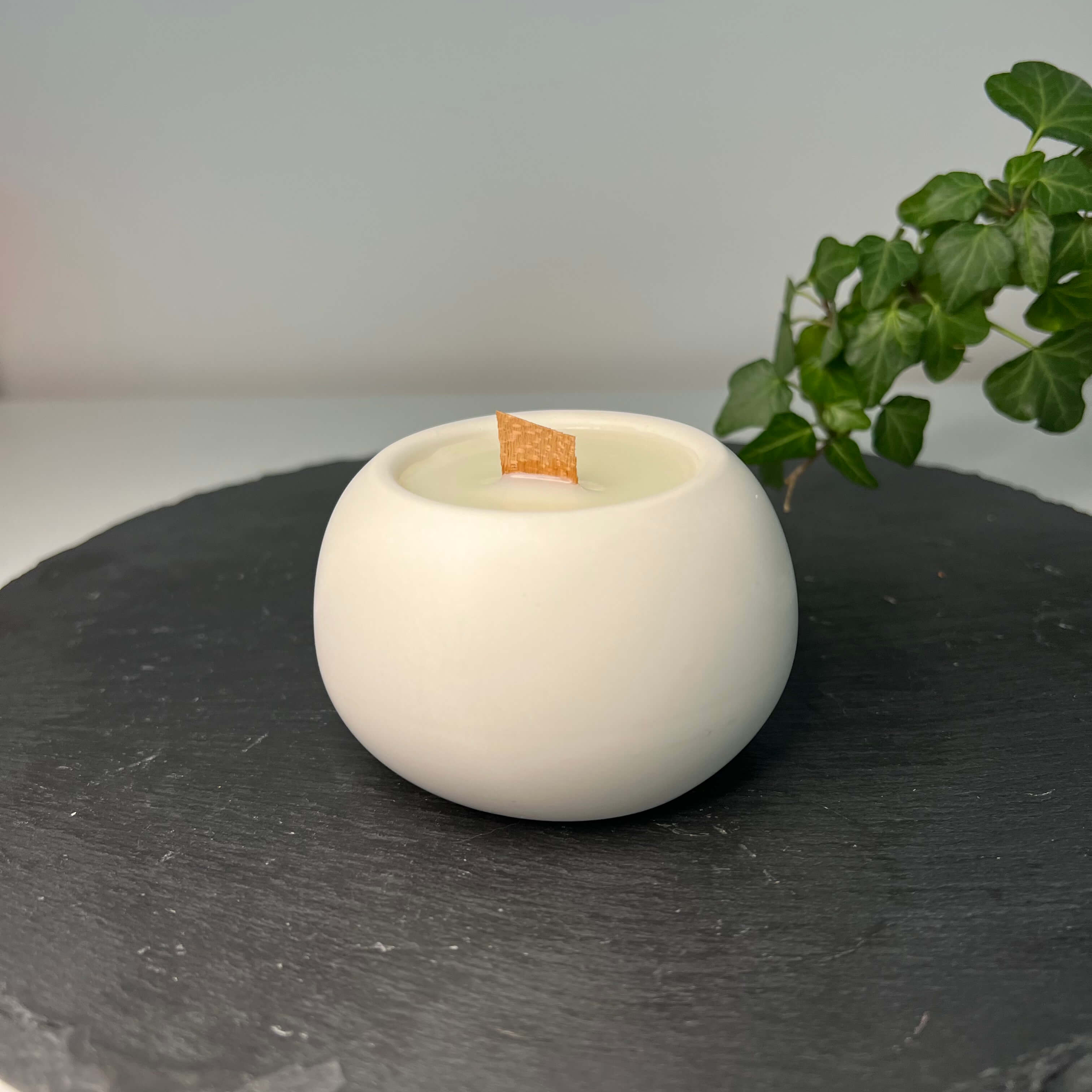 Unsere Mystical moonlight Candle Jesmonite Kerze. Sie ist in verschiedenen Düften erhältlich. Die Düfte haben einen angenehmen und beruhigenden Geruch. Perfekt für entspannte und gemütliche Tage.