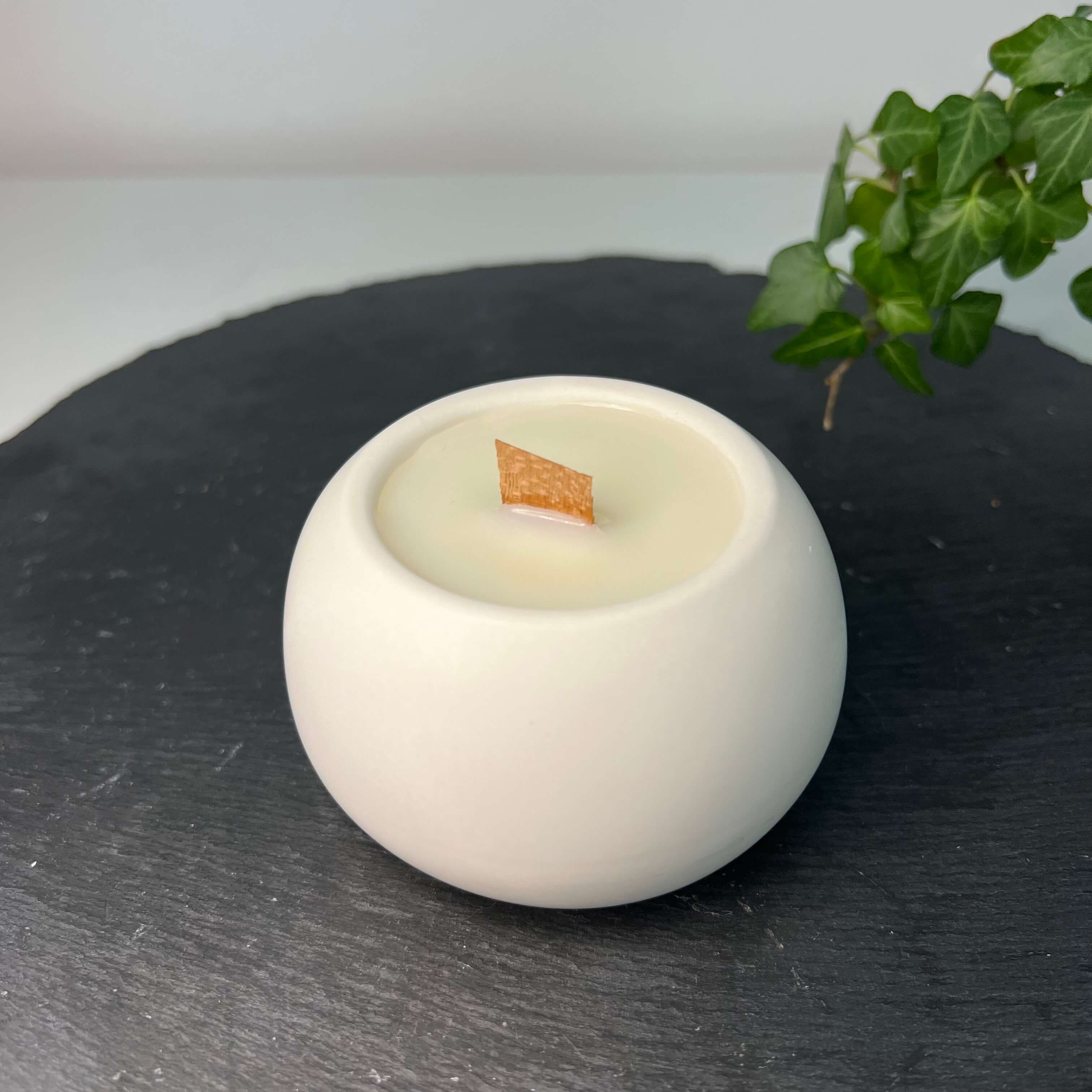 Die Mystical moonlight Candle Jesmonite Kerze. Sie sieht stilvoll und einzigartig aus. Sie ist perfekt als Geschenk geeignet.