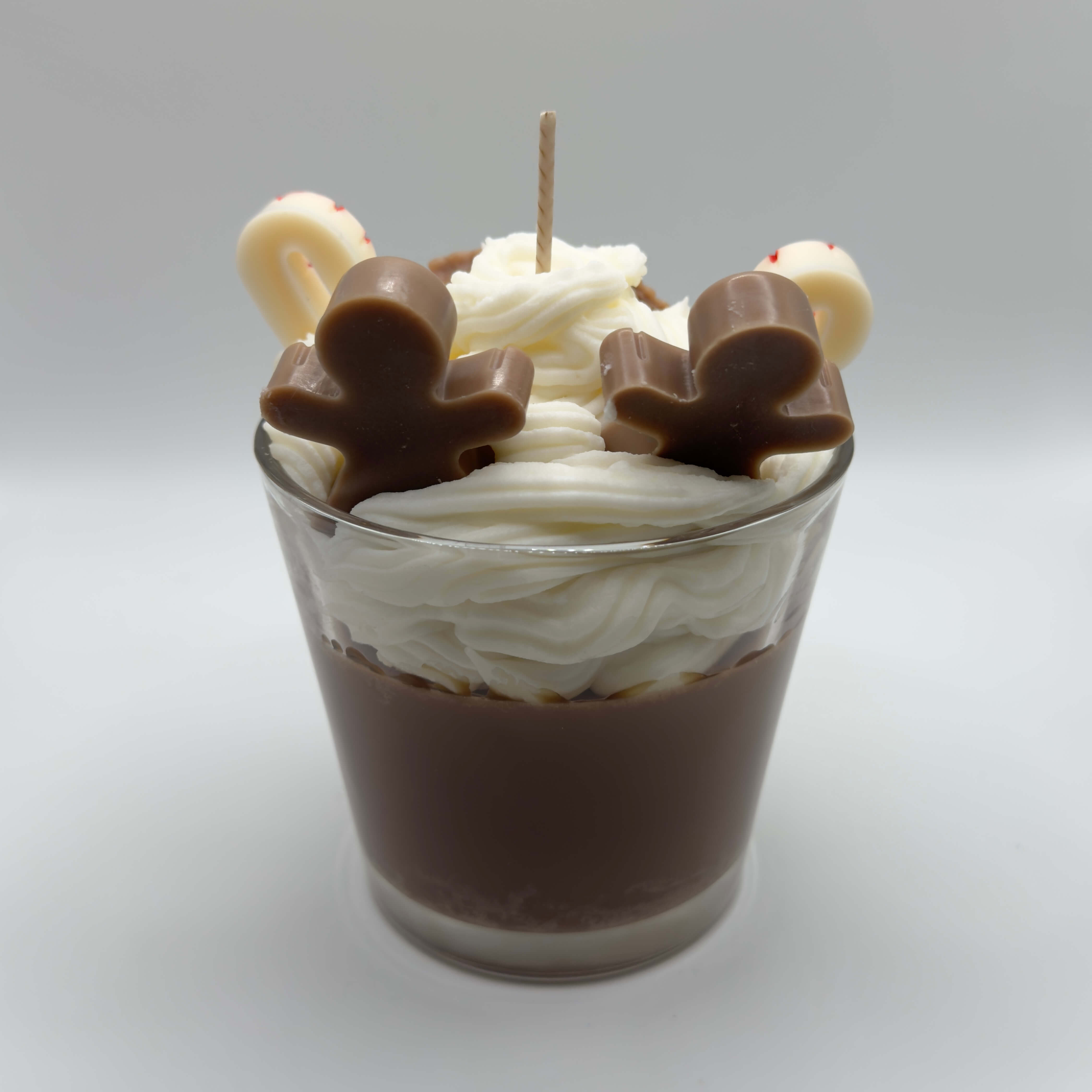 Weihnachtliche Hot Chocolate Candle als perfektes Geschenk für die Festtage mit süßem Karamell- und Lebkuchenduft.