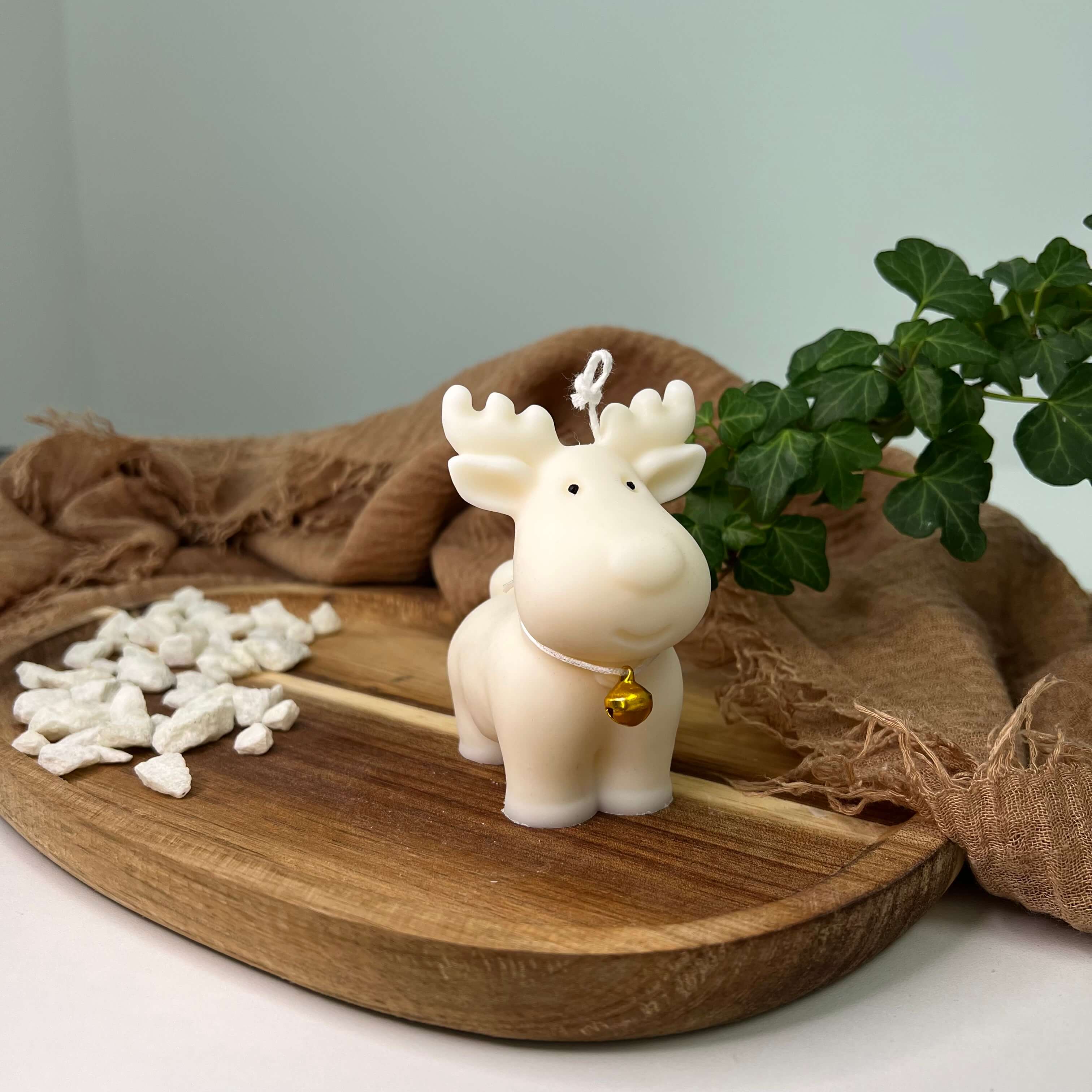 Hier sieht man die Nordic Glow Reindeer Elegance Kerze. Sie ist in verschiedenen Düften erhältlich, diese sind angenehm und beruhigend.