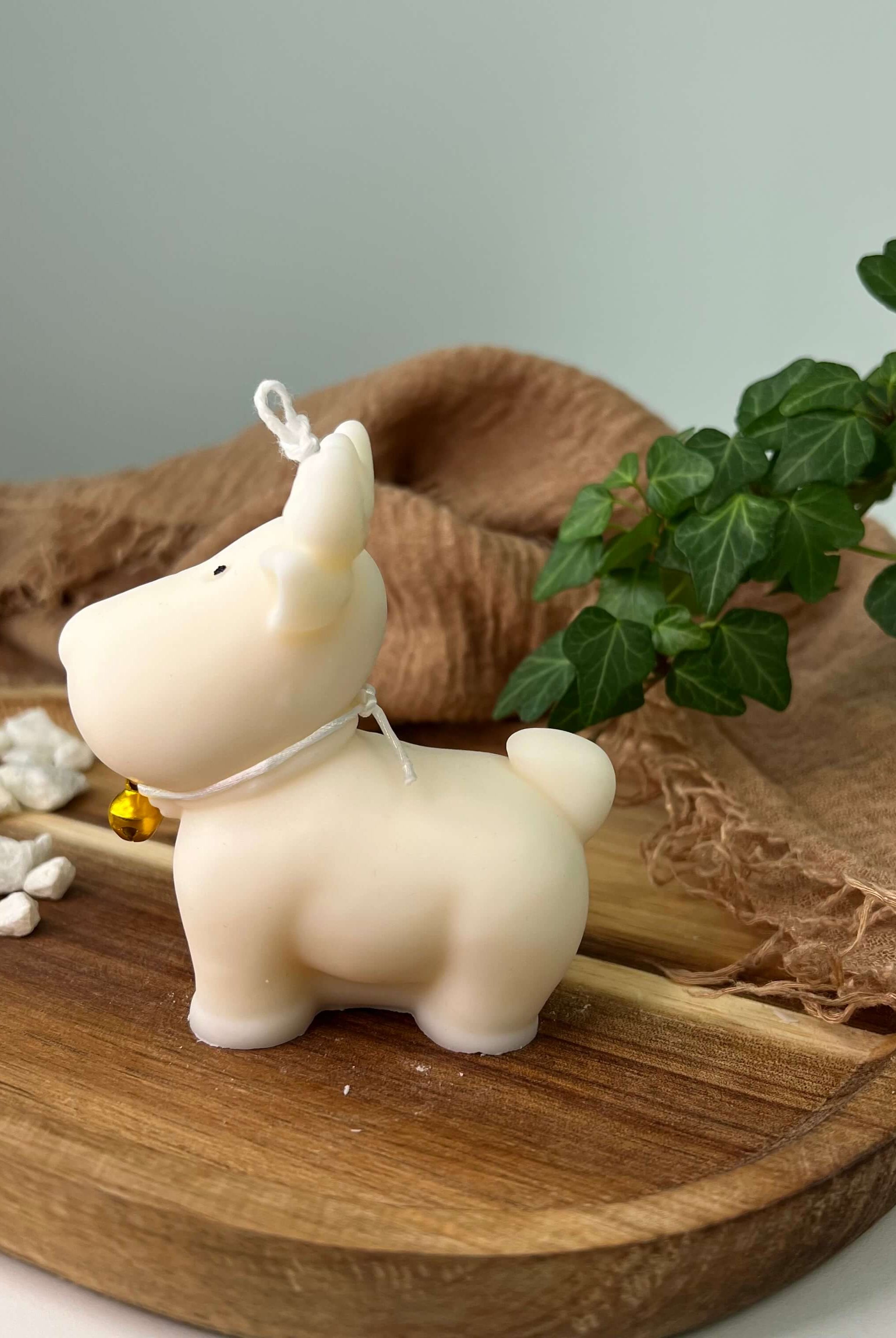 Die Nordic Glow Reindeer Elegance Kerze zeichnet Stil und Eleganz in einem aus. Diese Sojawachskerze ist gesund, riecht gut und schmückt jedes Zuhause.