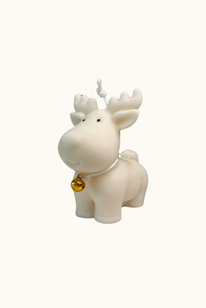 Auf diesem Bild sieht man die Nordic Glow Reindeer Elegance Kerze. Sie ist handgemacht aus hochwertigem Sojawachs. Dieses Sojawachs ist vegan, nachhaltig und umweltfreundlich.