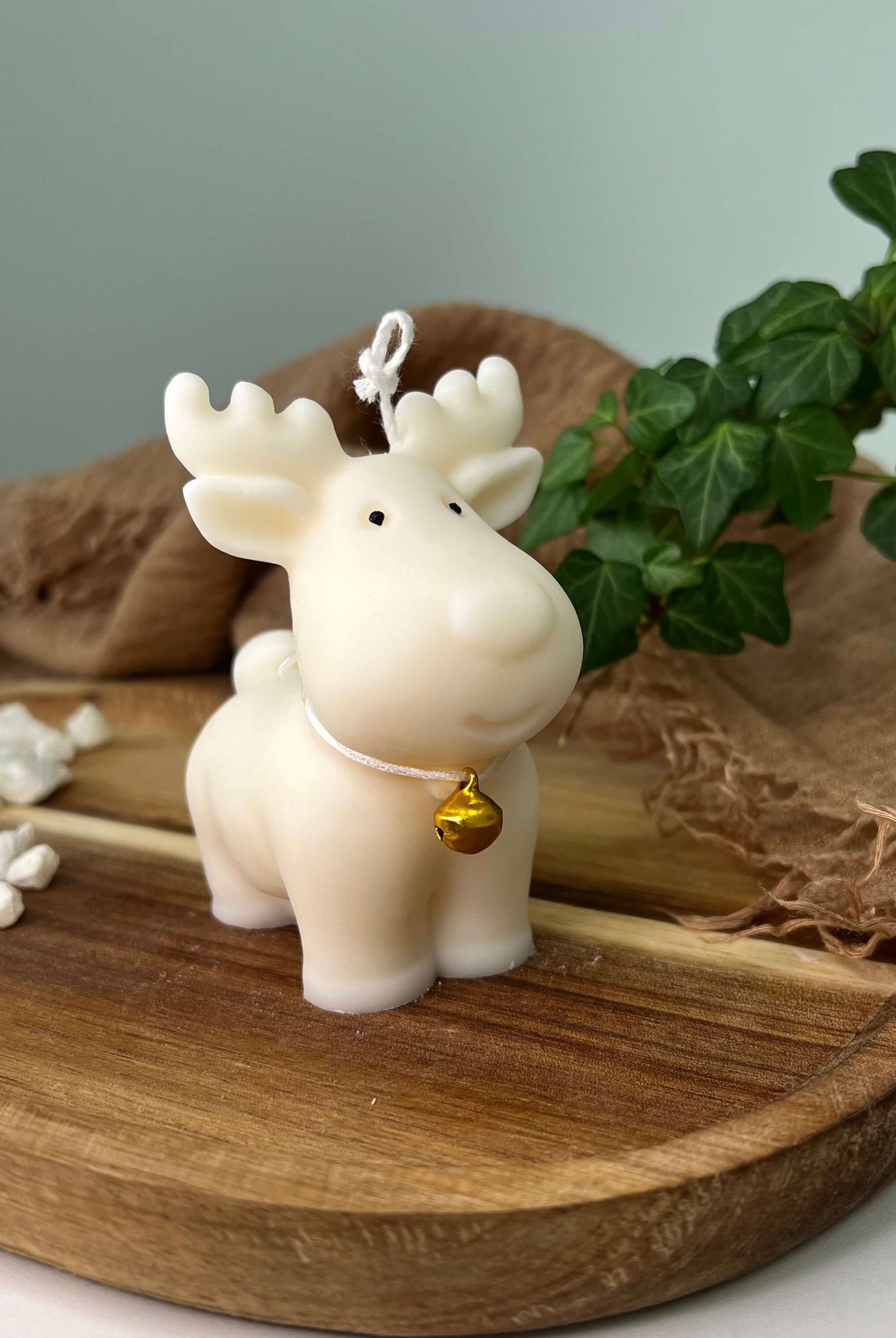 Hier sieht man unsere Nordic Glow Reindeer Elegance Kerze. Diese einzigartige Kerze ist perfekt als Dekoration geeignet. Sie ist elegant und ästhetisch, dazu auch noch handgemacht aus nachhaltigem Sojawachs.