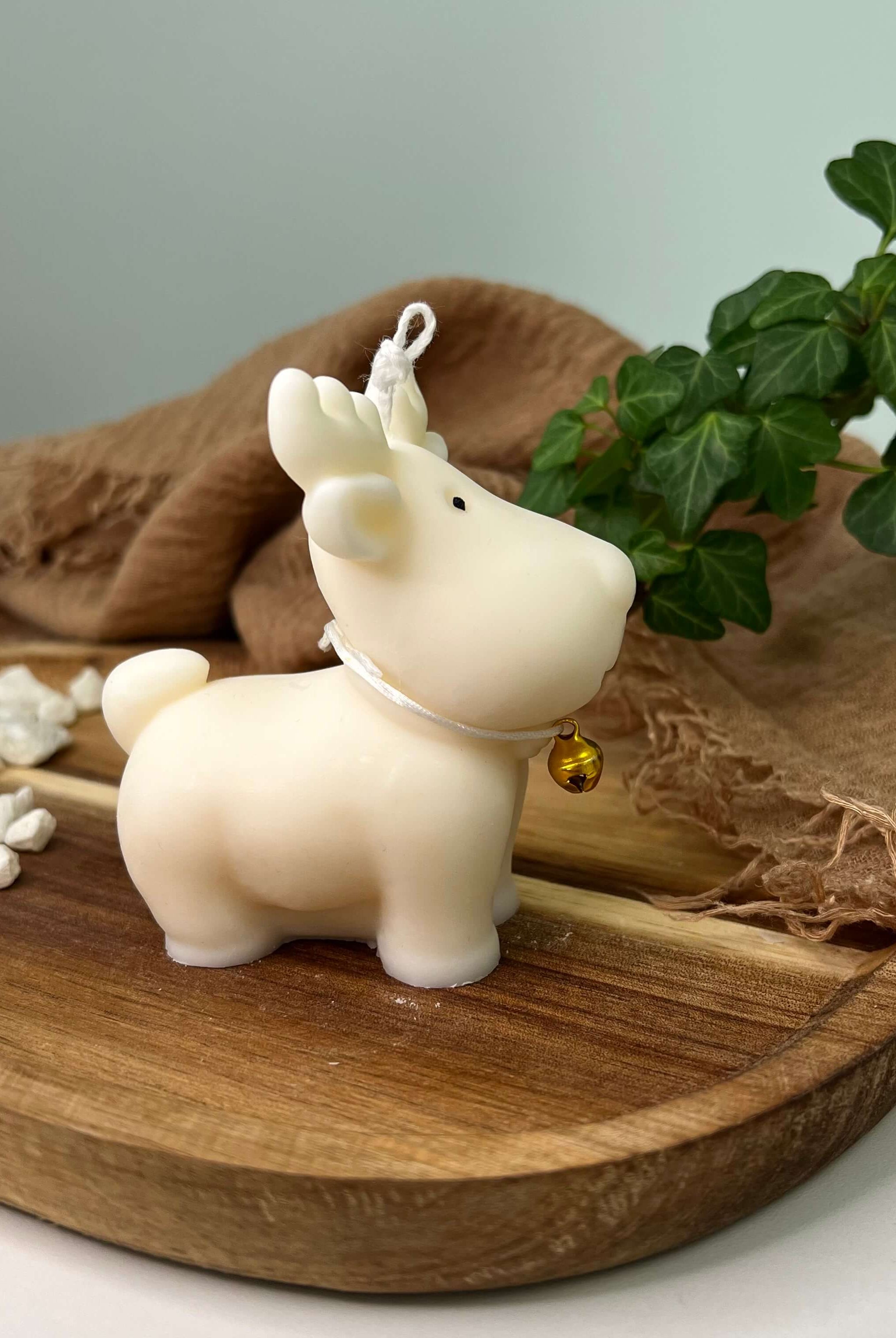 Nordic Glow Reindeer Elegance Kerze. Sie ist ideal als Weihnachtsgeschenk oder Geburtstagsgeschenk geeignet. Handgemacht aus umweltfreundlichen Sojawachs und dazu noch mit stilvollem Design.