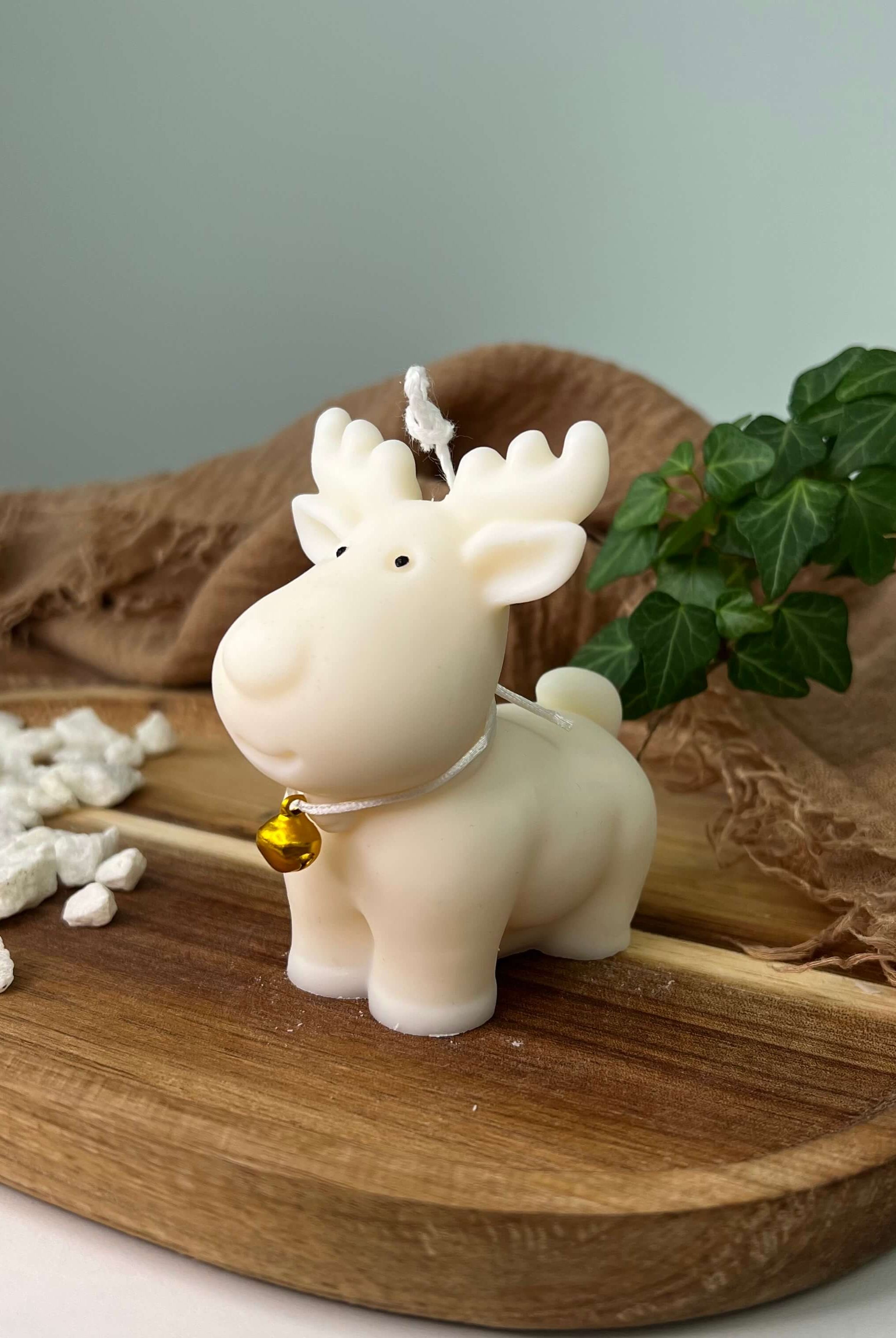 Dargestellt ist hier die Nordic Glow Reindeer Elegance Kerze. Ihr Rentier Design ist ein Unikat. Sie ist perfekt als Weihnachtskerze geeignet.