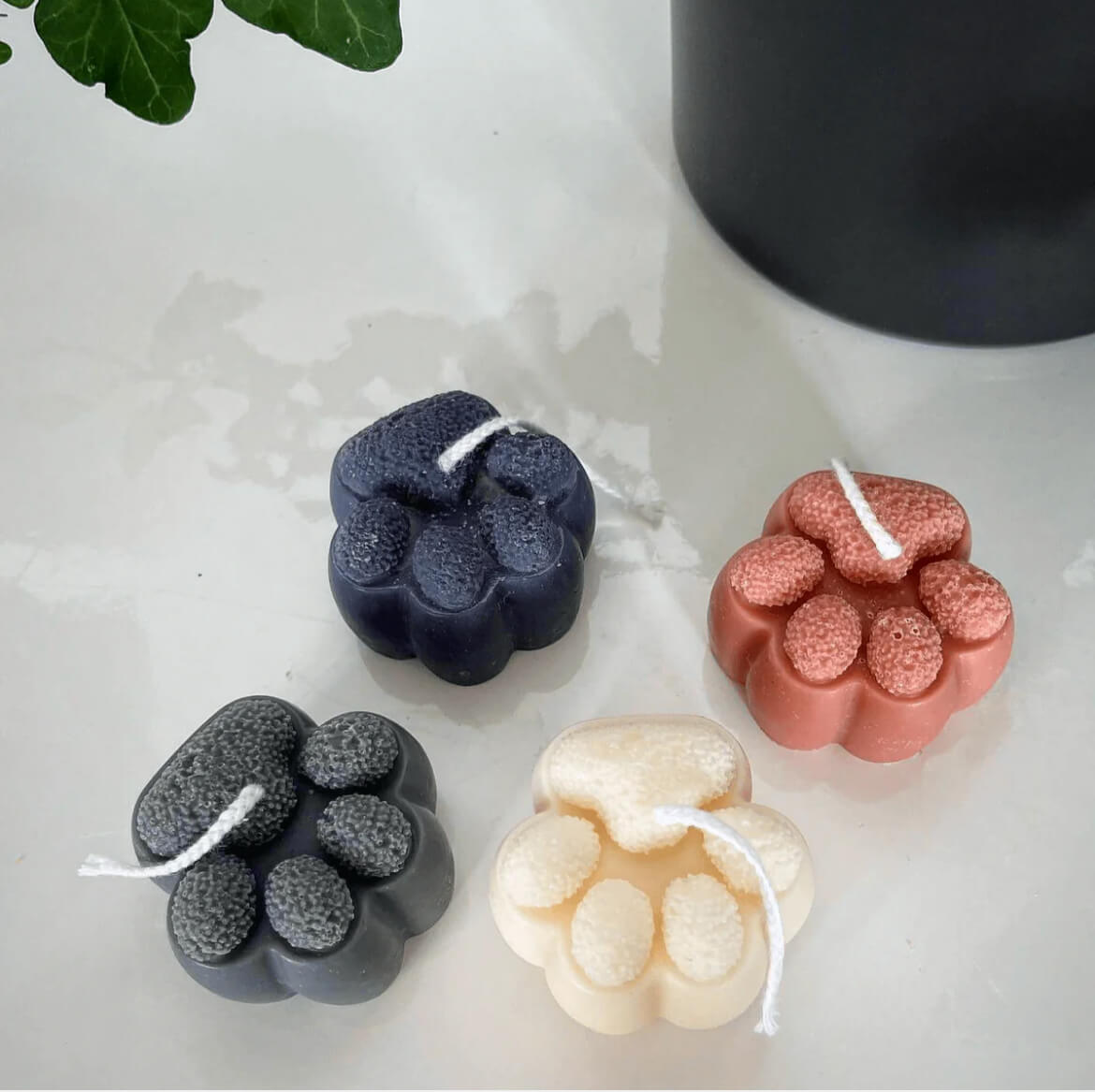 Hier sieht man die Paw Cadle. Diese Pfoten Kerze ist stilvoll und umweltfreundlich. Das Pfoten Design macht sie zum perfekten Gastgeschenk.