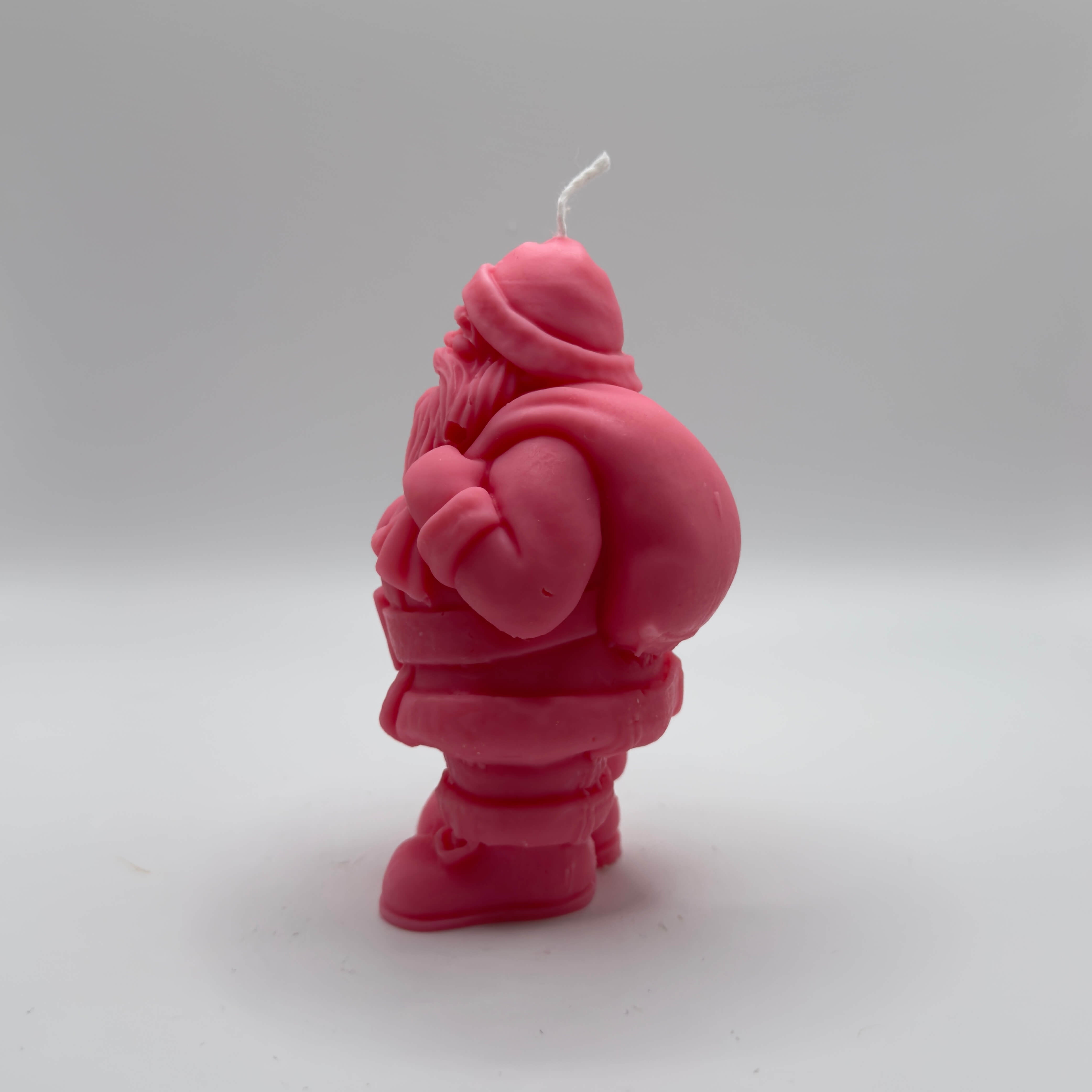 Warme pinke Kerze in Nikolausform, gefertigt aus pflanzlichem Sojawachs. Ideal als Weihnachtsgeschenk.