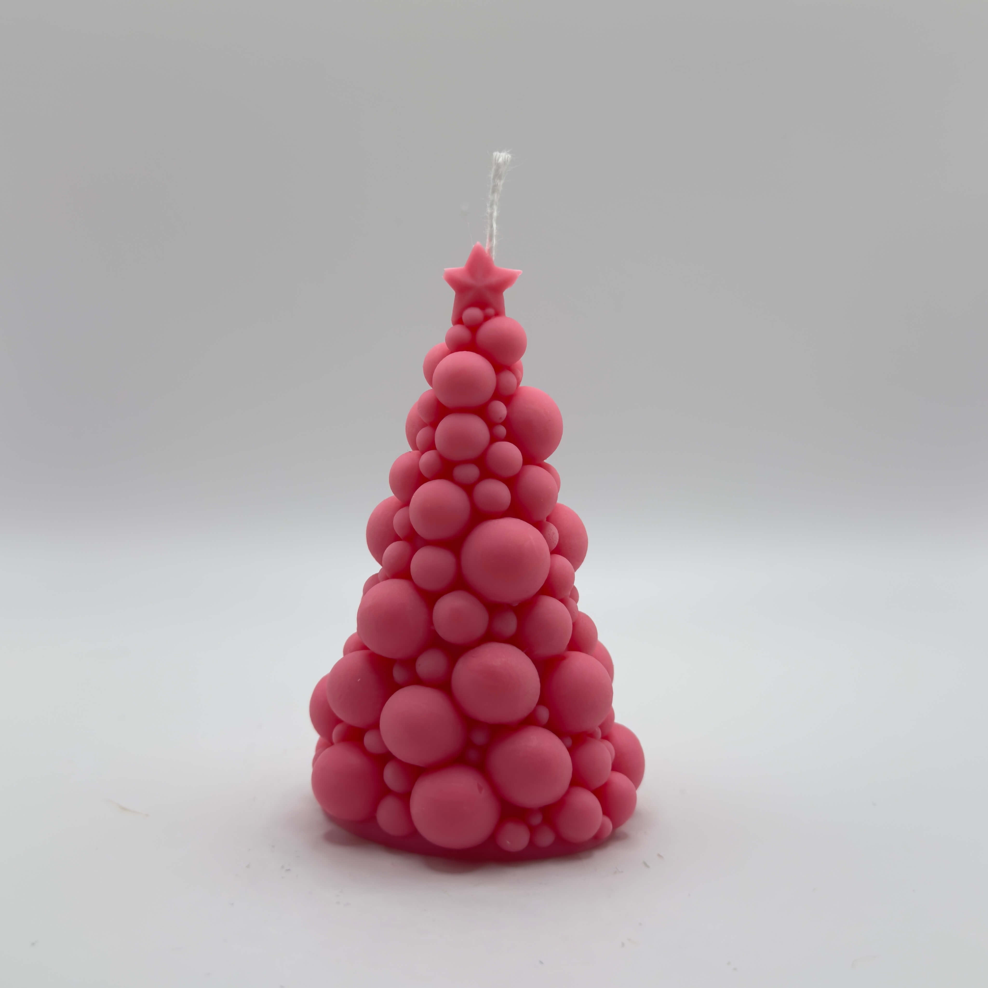 Die kreative “Bubbly Christmas Tree Candle” in leuchtendem Pink. Aus umweltfreundlichem Sojawachs gefertigt, kombiniert sie modernes Bubble-Design mit festlicher Eleganz.