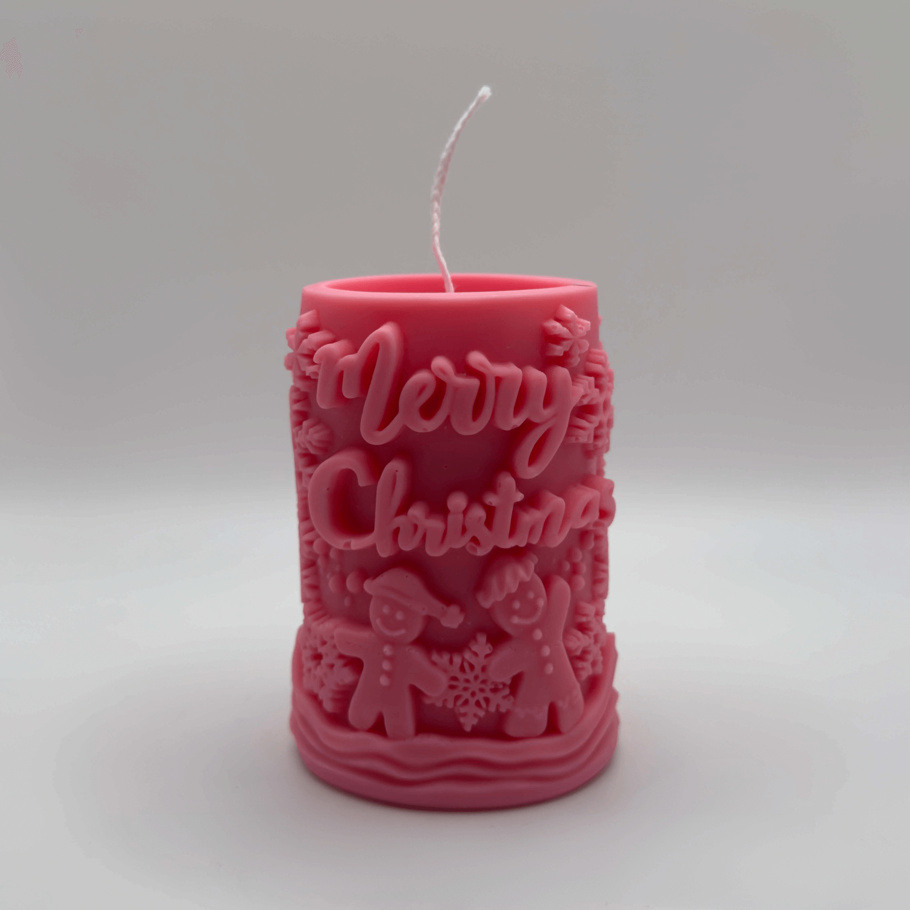 Die “Gingerbread Delight” Kerze in Pink bringt mit ihren süßen Lebkuchenfiguren und Schneeflocken eine fröhliche und festliche Atmosphäre in dein Zuhause. Handgefertigt aus Sojawachs.