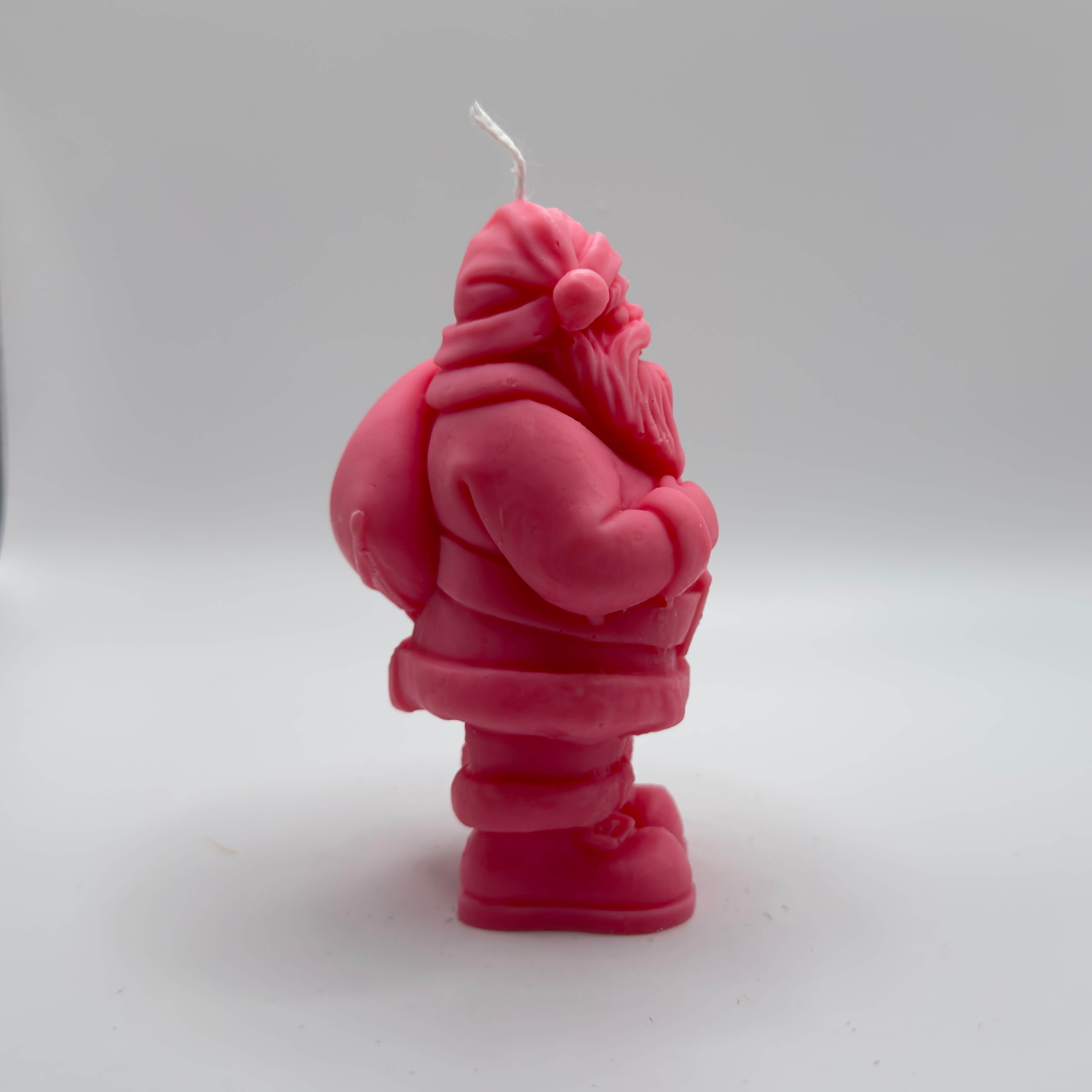 Pastellpinke Nikolaus-Kerze mit handgefertigtem Detail aus 100 % natürlichem Sojawachs. Für moderne Weihnachtsdeko.