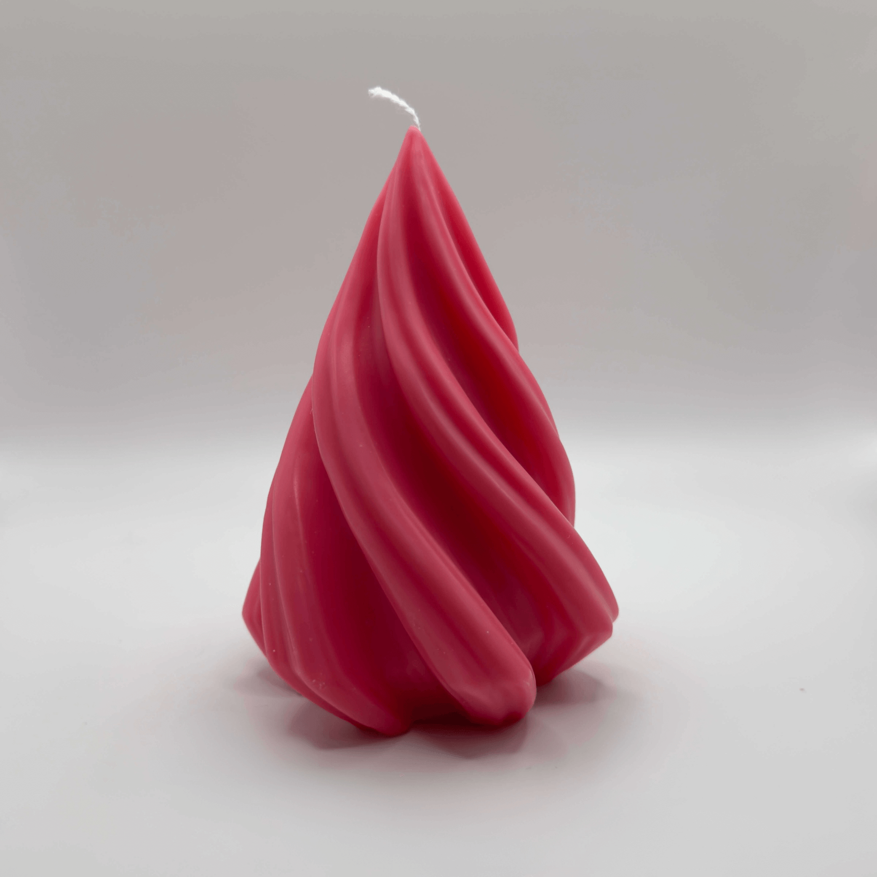 Die “Spiral Pine Tree” Kerze in Pink, aus umweltfreundlichem Sojawachs gefertigt, bringt mit ihrem spiralförmigen Design eine stilvolle und festliche Note in dein Zuhause.