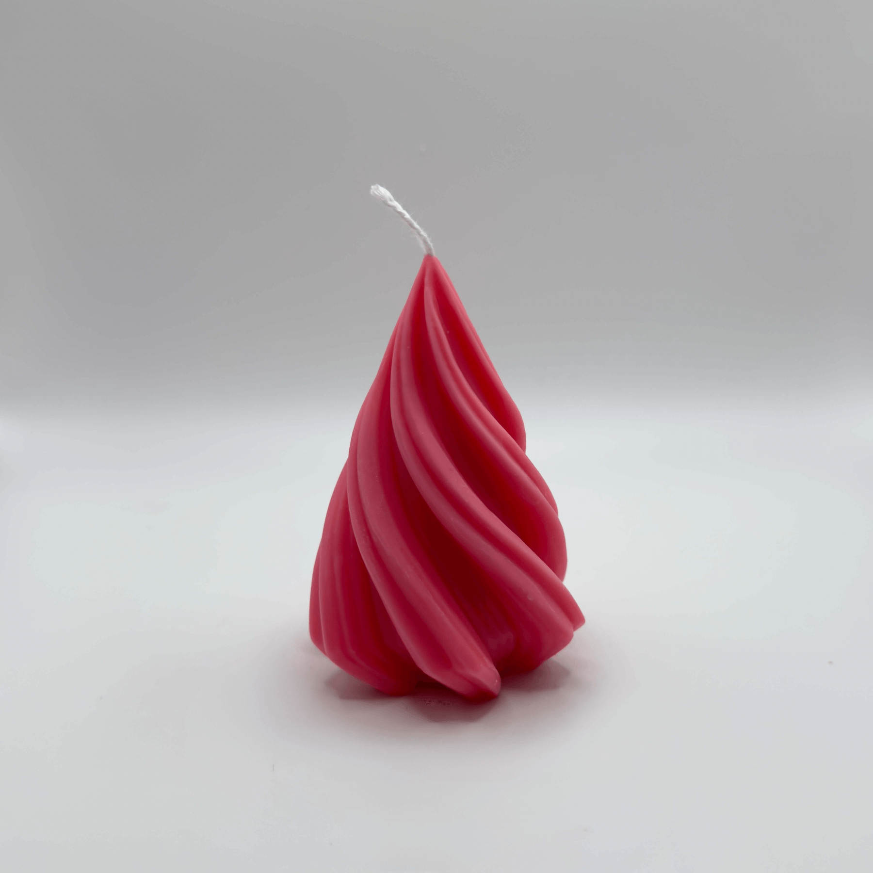 Die “Spiral Pine Tree” Kerze in Pink kombiniert festliche Eleganz mit einem stilvollen Spiralmuster. Handgefertigt aus umweltfreundlichem Sojawachs.