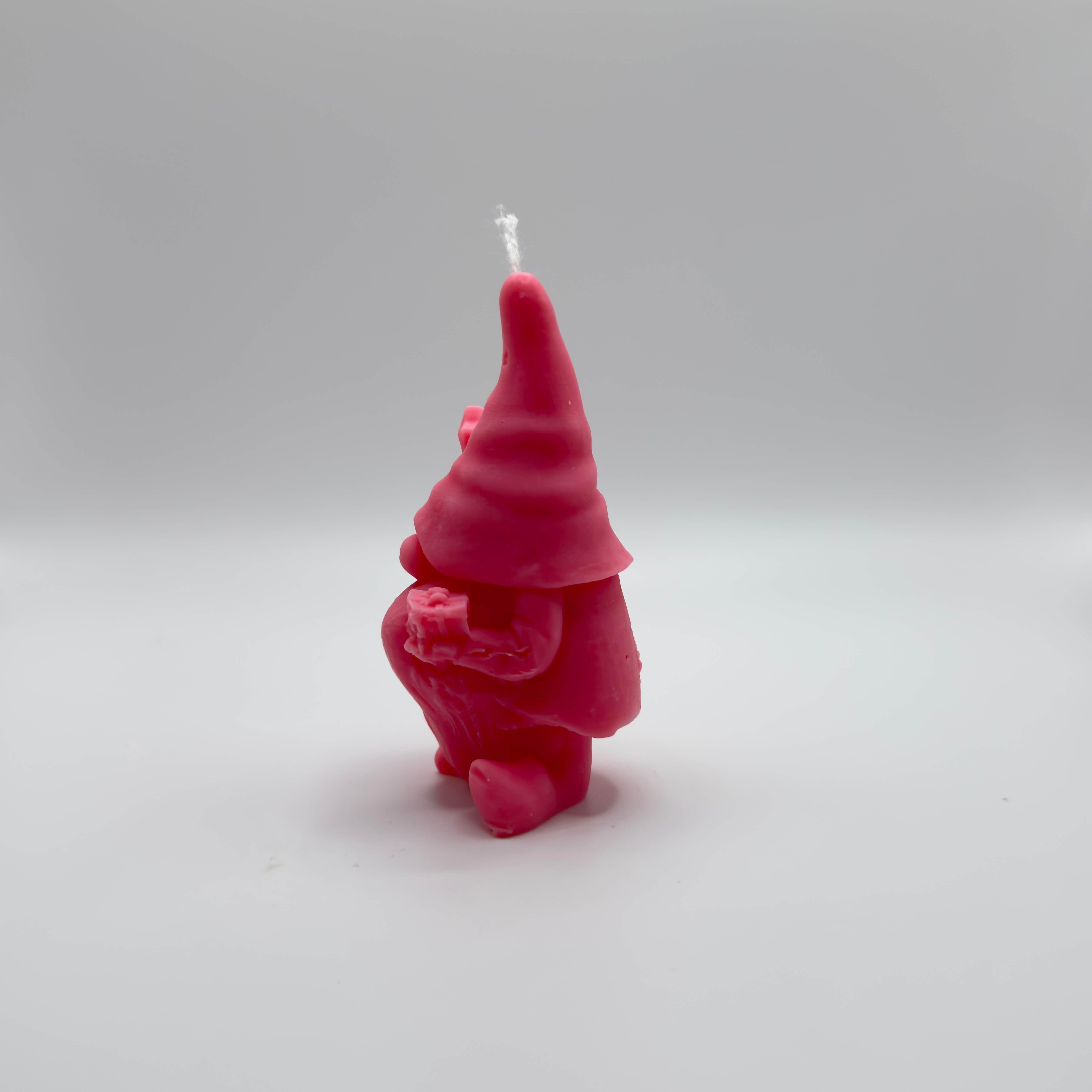 Niedliche pinke Wichtel-Kerze aus umweltfreundlichem Sojawachs. Bringt eine elegante und verspielte Note in die Weihnachtszeit.