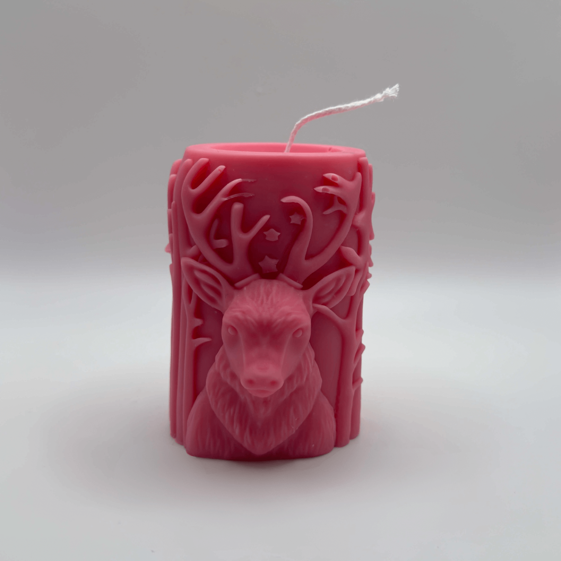 Die pinke “Woodland Majesty” Kerze ist ein kunstvoller Blickfang mit 3D-Hirsch, Baum-Motiven und festlichem Design. Handgefertigt aus Sojawachs, ideal für eine zauberhafte Weihnachtsdekoration.