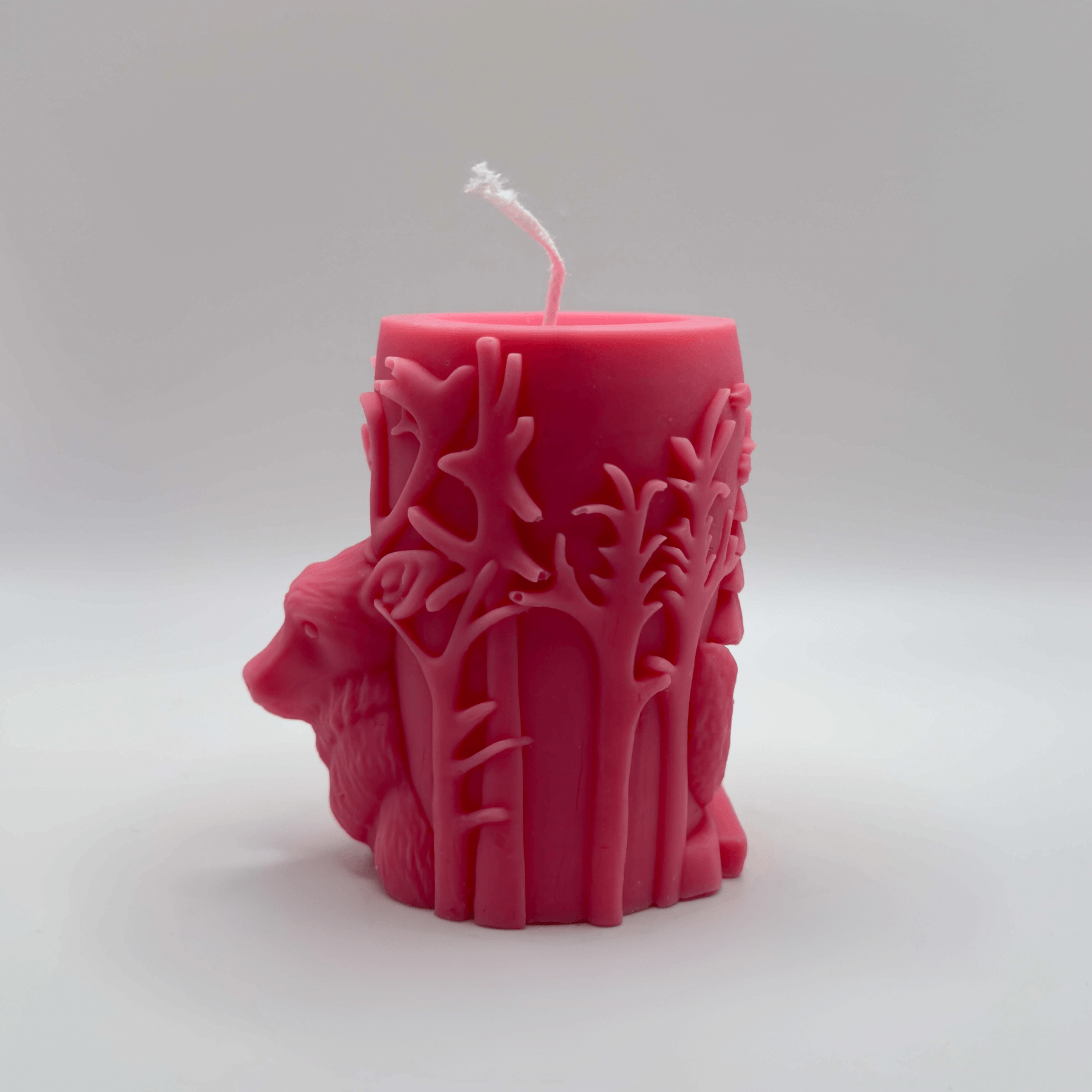 Die “Woodland Majesty” Kerze in Pink kombiniert elegantes Design mit einem Hauch von Waldmagie. Verziert mit einem 3D-Hirsch und Weihnachtsmotiven, sorgt sie für eine festliche Atmosphäre.