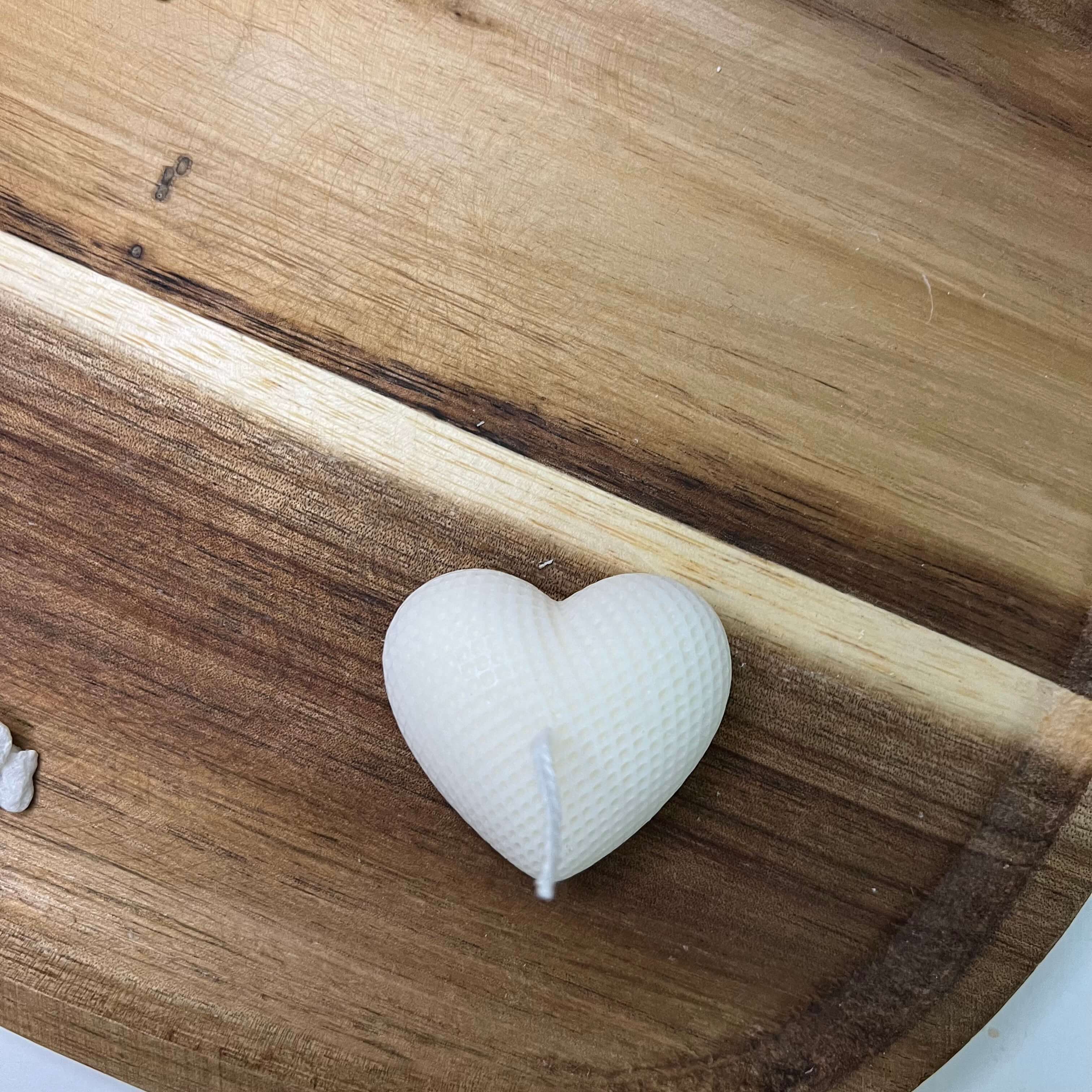 Hier sieht man unsere Kerze Plaid Love. Sie ist mit ihrem Herz Design perfekt als Dekoration geeignet. Sie sieht elegant und ästhetisch aus. Handgefertigt aus hochwertigem Sojawachs.