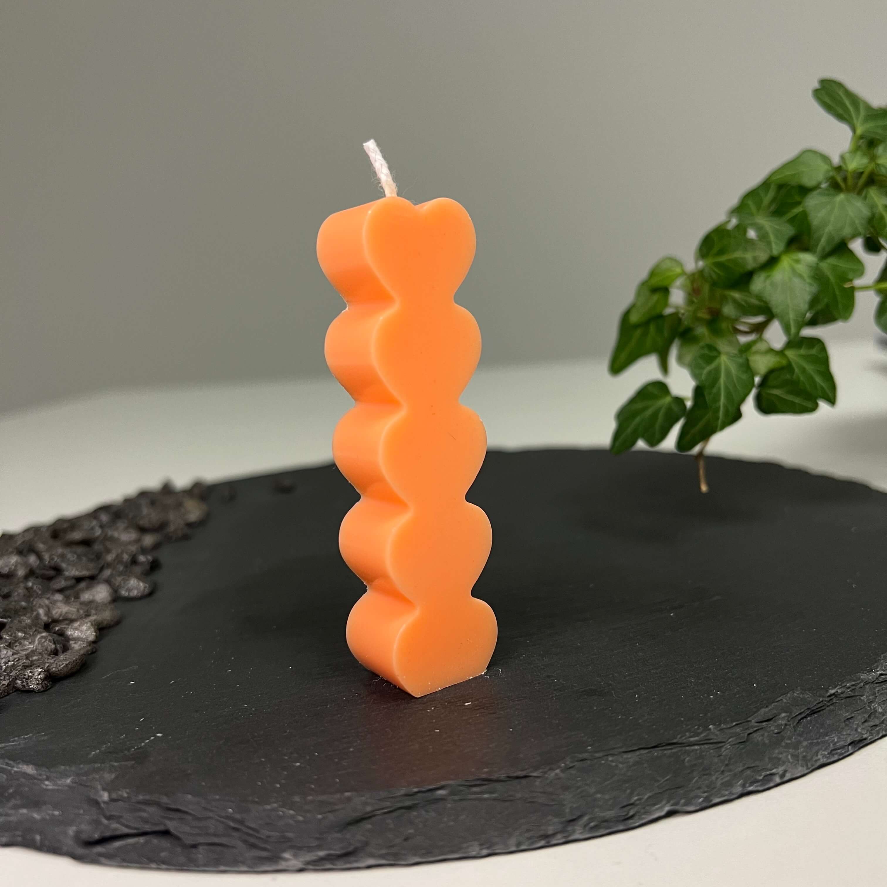 Unsere Radiant Love Tower Kerze ist perfekt als Ostergeschenk, Valentinstagsgeschenk und Weihnachtsgeschenk geeignet. Mit ihrem stilvollen Herzdesign ist sie ein Unikat. Hergestellt aus Hand mit Sojawachs.